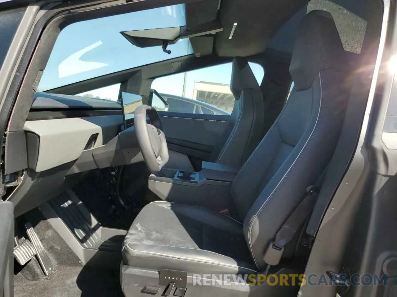 7 Photograph of a damaged car 7G2CEHEDXRA051815 TESLA CYBERTRUCK 2024