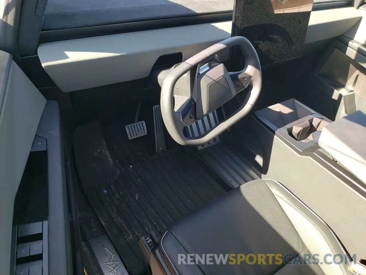 8 Photograph of a damaged car 7G2CEHEE3RA032211 TESLA CYBERTRUCK 2024