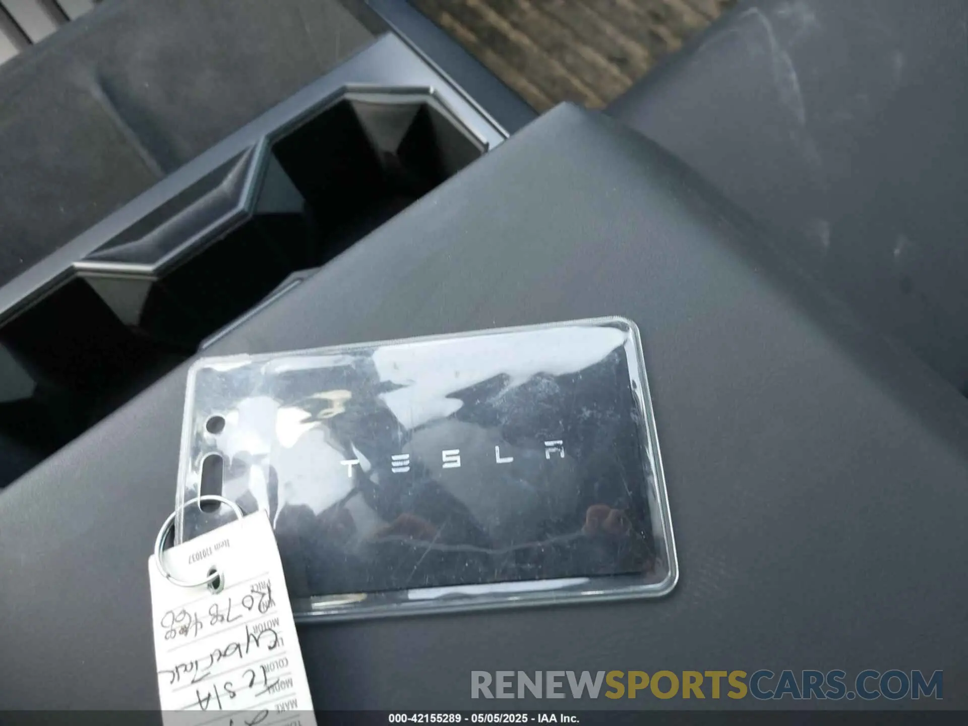 11 Photograph of a damaged car 7G2CEHEE3RA041930 TESLA CYBERTRUCK 2024