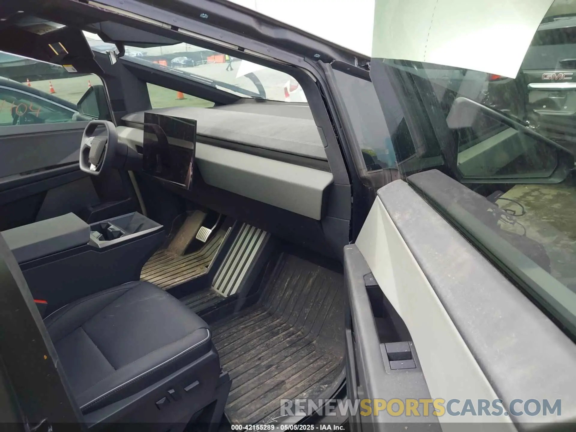 5 Photograph of a damaged car 7G2CEHEE3RA041930 TESLA CYBERTRUCK 2024