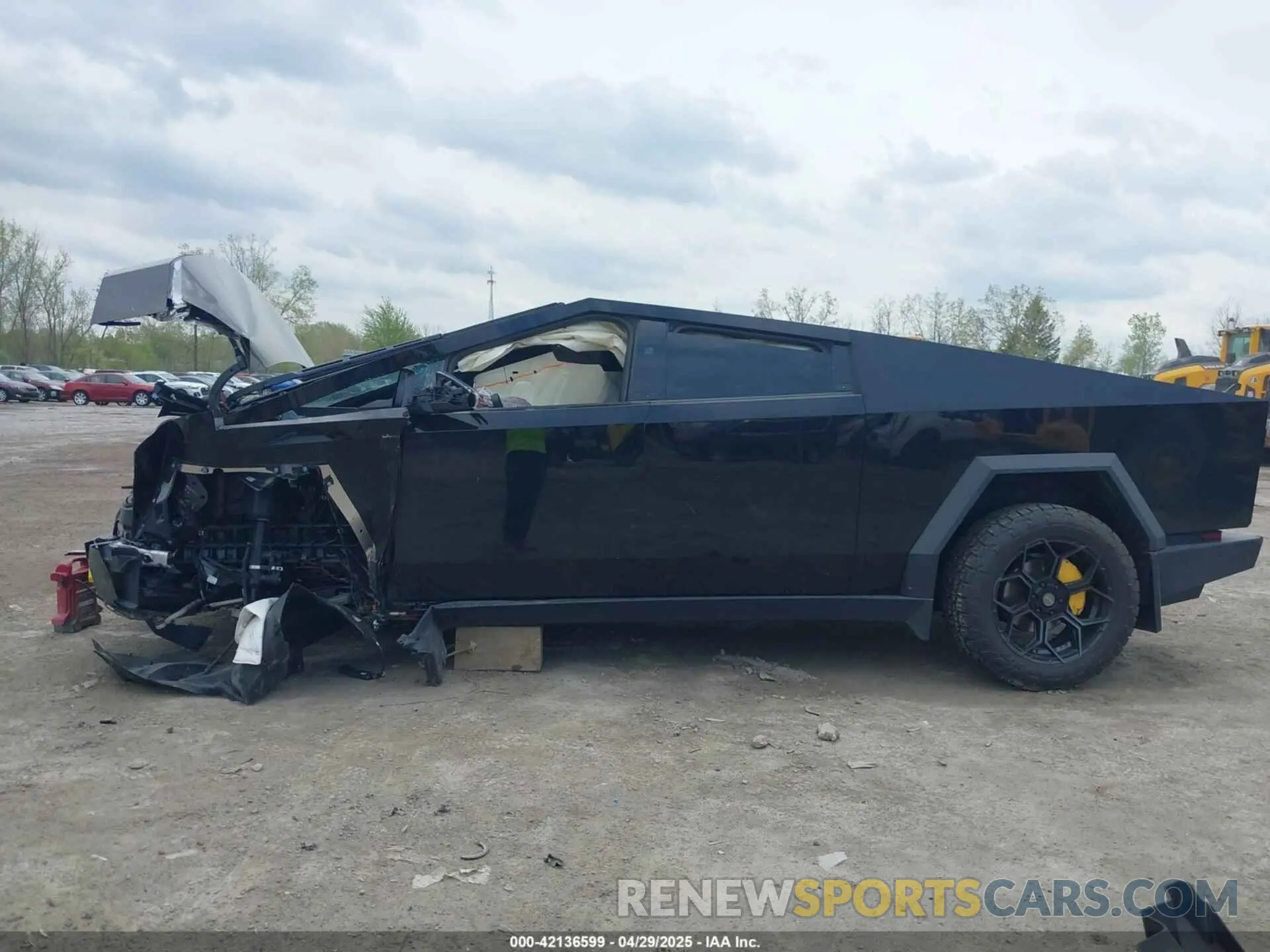 14 Photograph of a damaged car 7G2CEHEE5RA037782 TESLA CYBERTRUCK 2024
