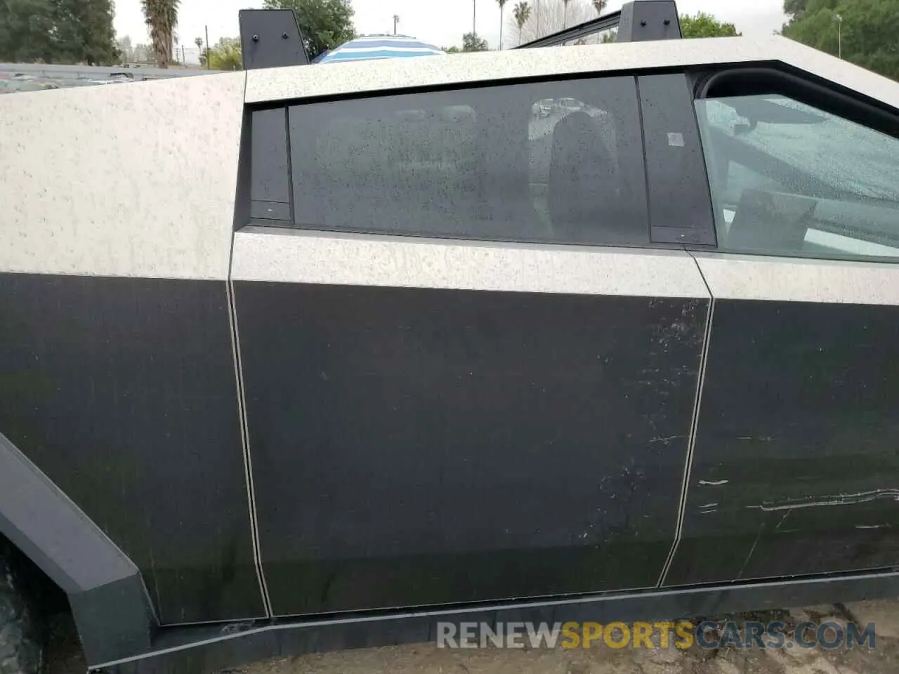 11 Photograph of a damaged car 7G2CEHEEXRA017091 TESLA CYBERTRUCK 2024