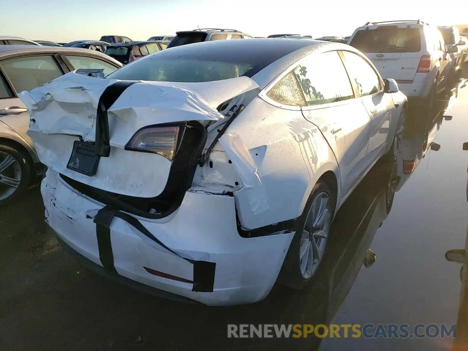 4 Photograph of a damaged car 5YJ3E1EA0KF313172 TESLA MODEL 3 2019