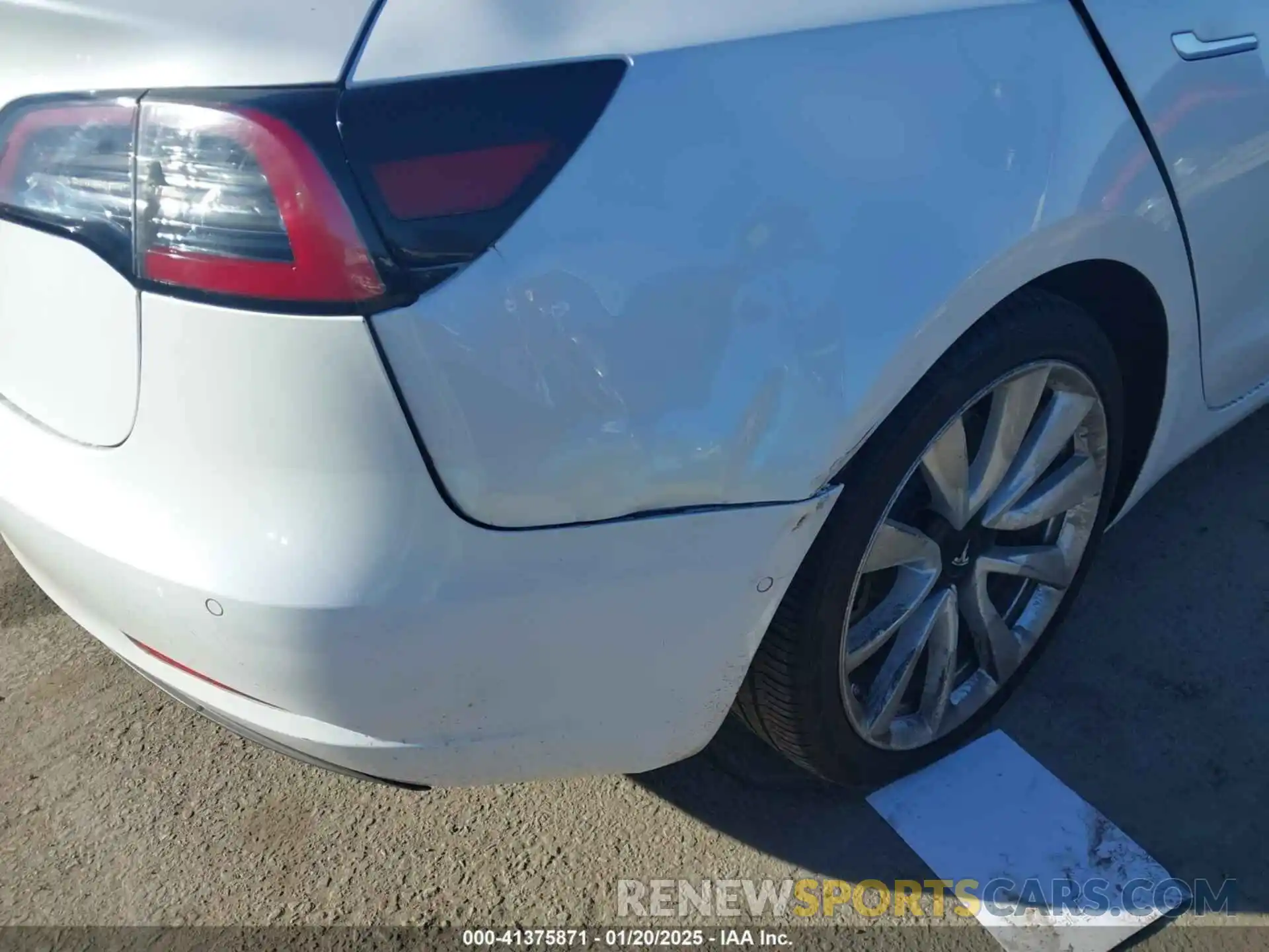 21 Photograph of a damaged car 5YJ3E1EA0KF476467 TESLA MODEL 3 2019