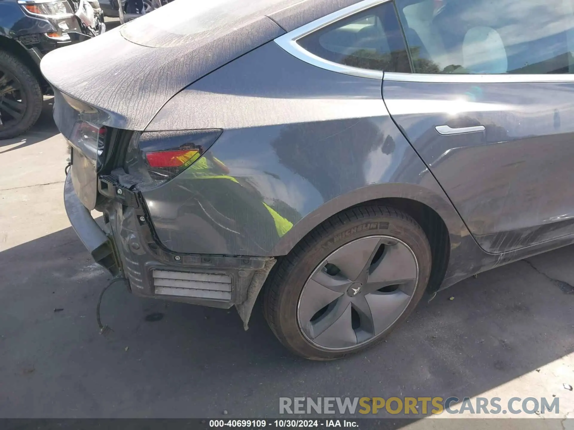 4 Photograph of a damaged car 5YJ3E1EA1KF314959 TESLA MODEL 3 2019