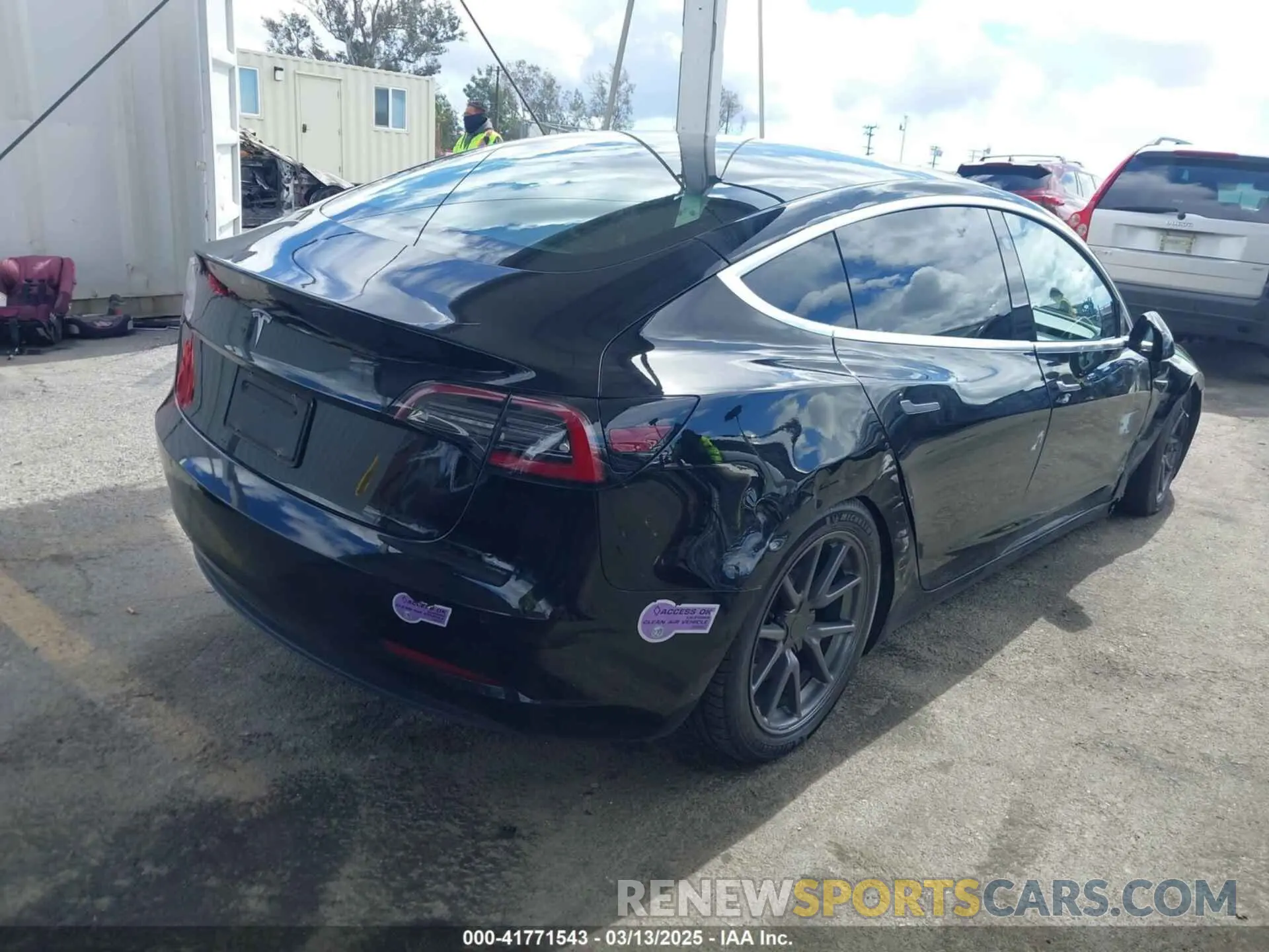 4 Photograph of a damaged car 5YJ3E1EA3KF325056 TESLA MODEL 3 2019