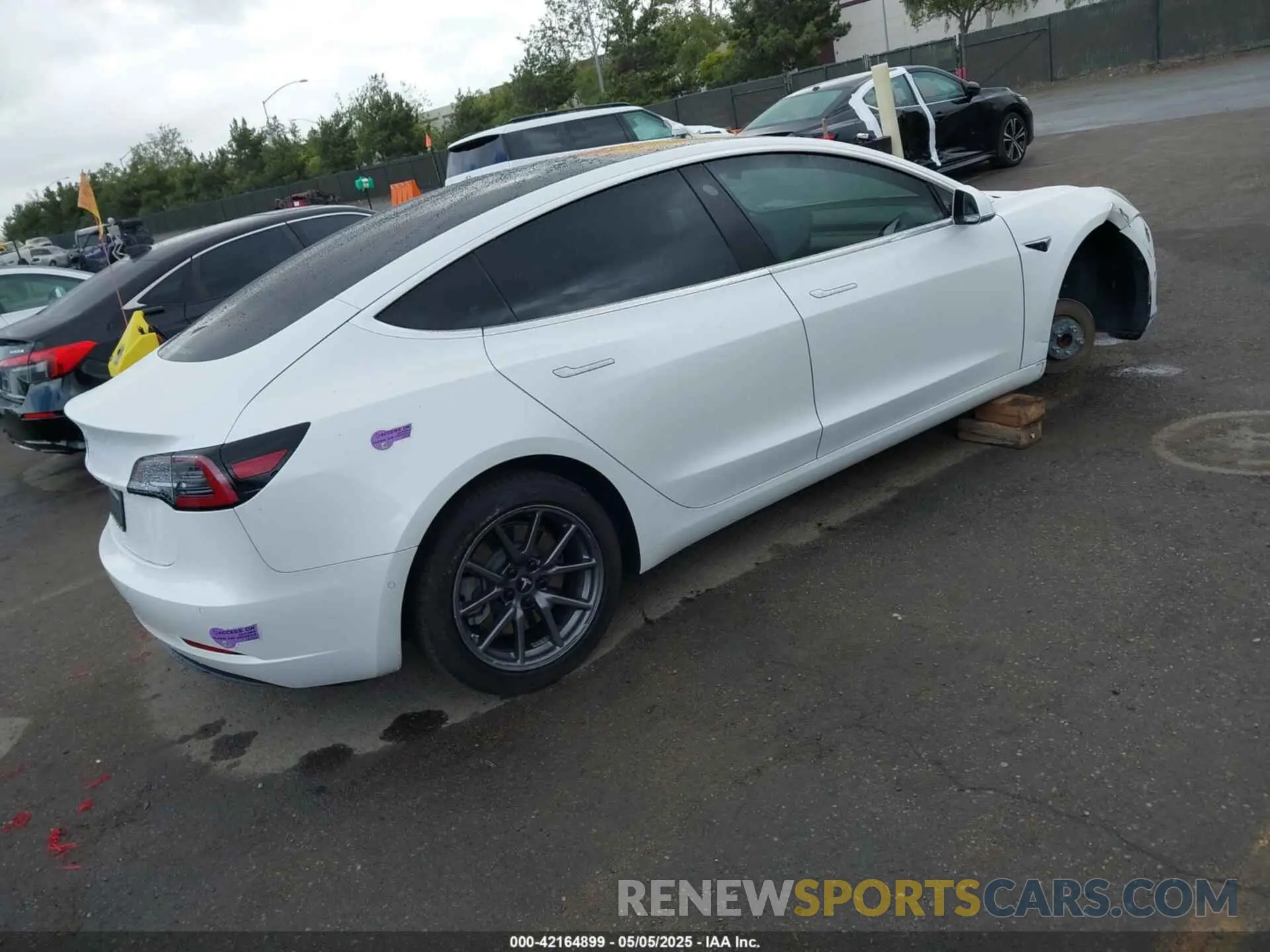 4 Photograph of a damaged car 5YJ3E1EA7KF326498 TESLA MODEL 3 2019
