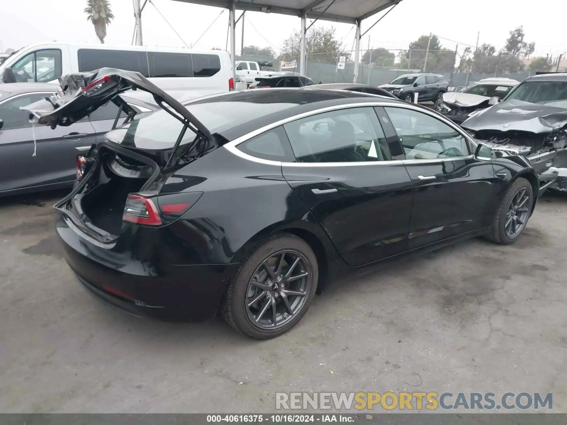 4 Photograph of a damaged car 5YJ3E1EA7KF395482 TESLA MODEL 3 2019