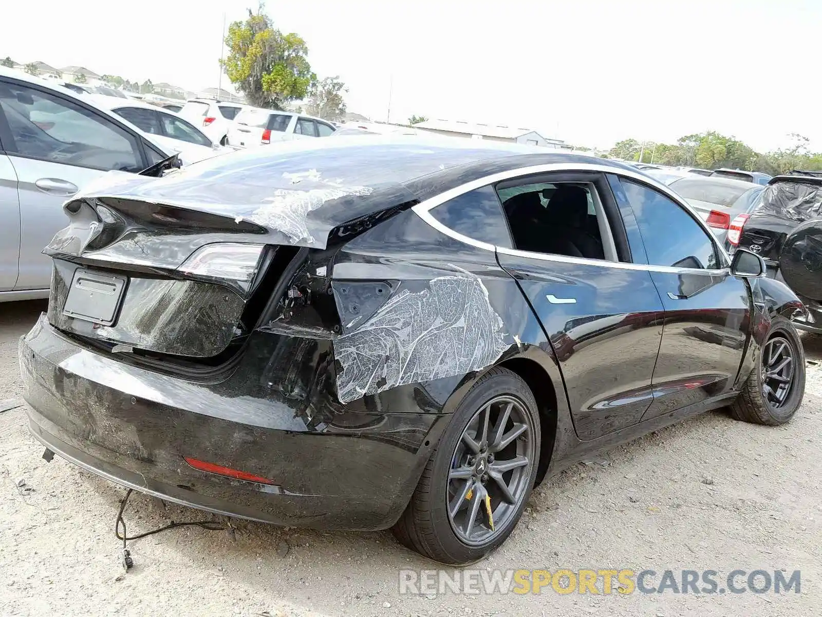 4 Photograph of a damaged car 5YJ3E1EA7KF484291 TESLA MODEL 3 2019