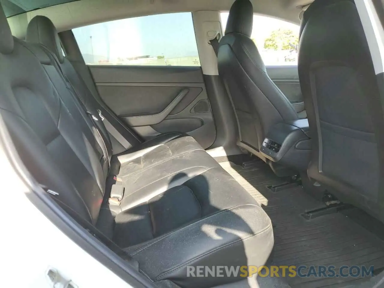 10 Photograph of a damaged car 5YJ3E1EA8KF484784 TESLA MODEL 3 2019