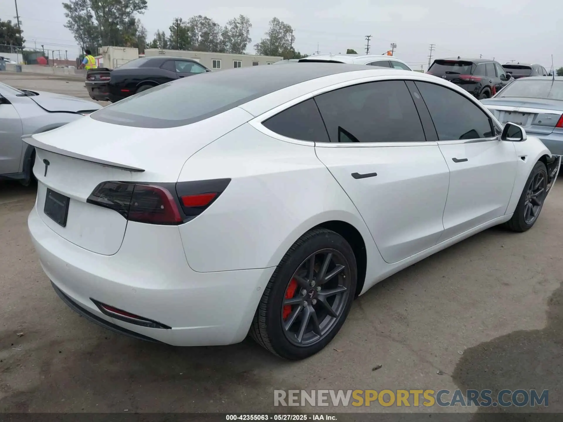 4 Photograph of a damaged car 5YJ3E1EA1LF632632 TESLA MODEL 3 2020