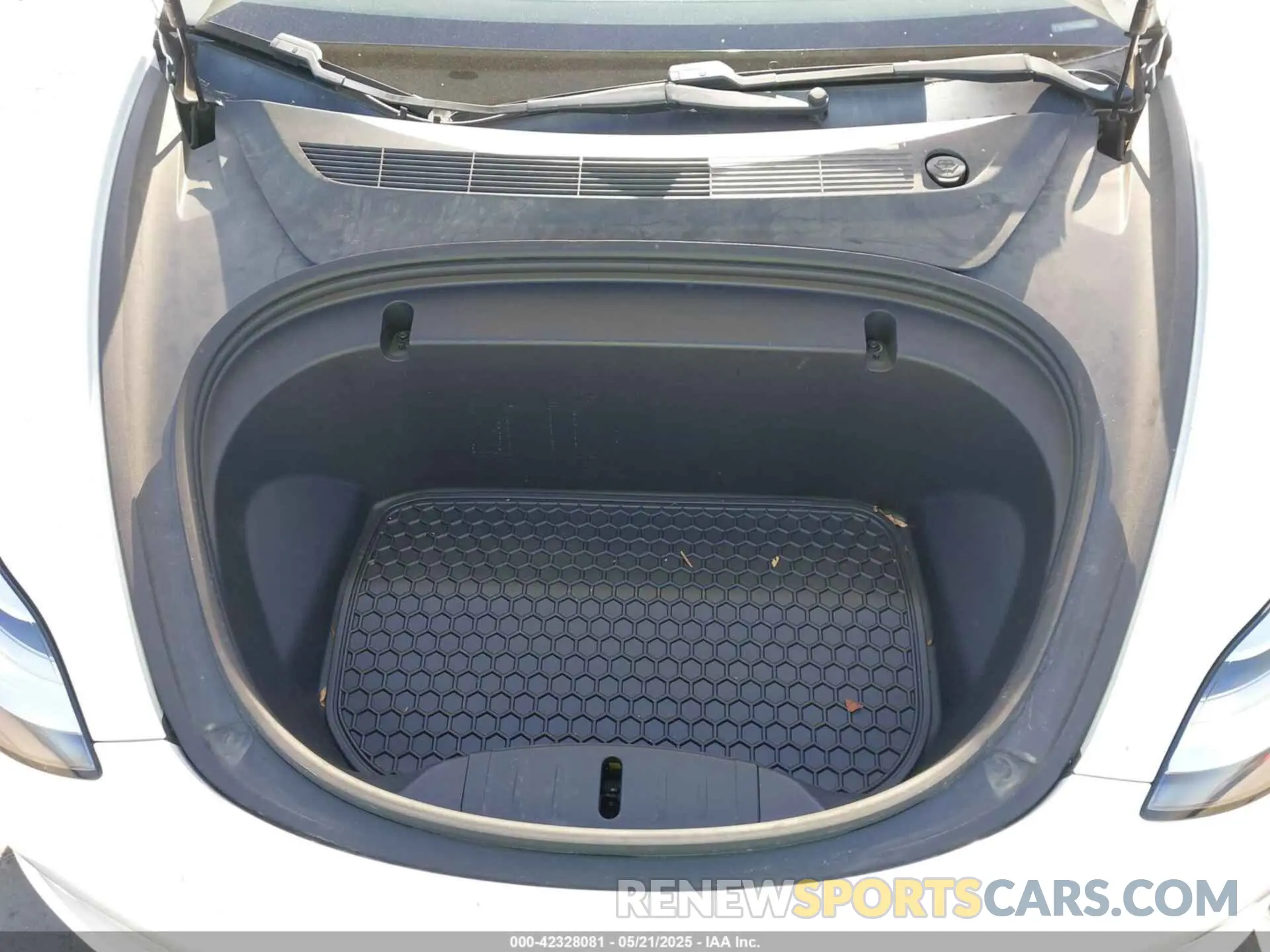10 Photograph of a damaged car 5YJ3E1EA1LF720886 TESLA MODEL 3 2020