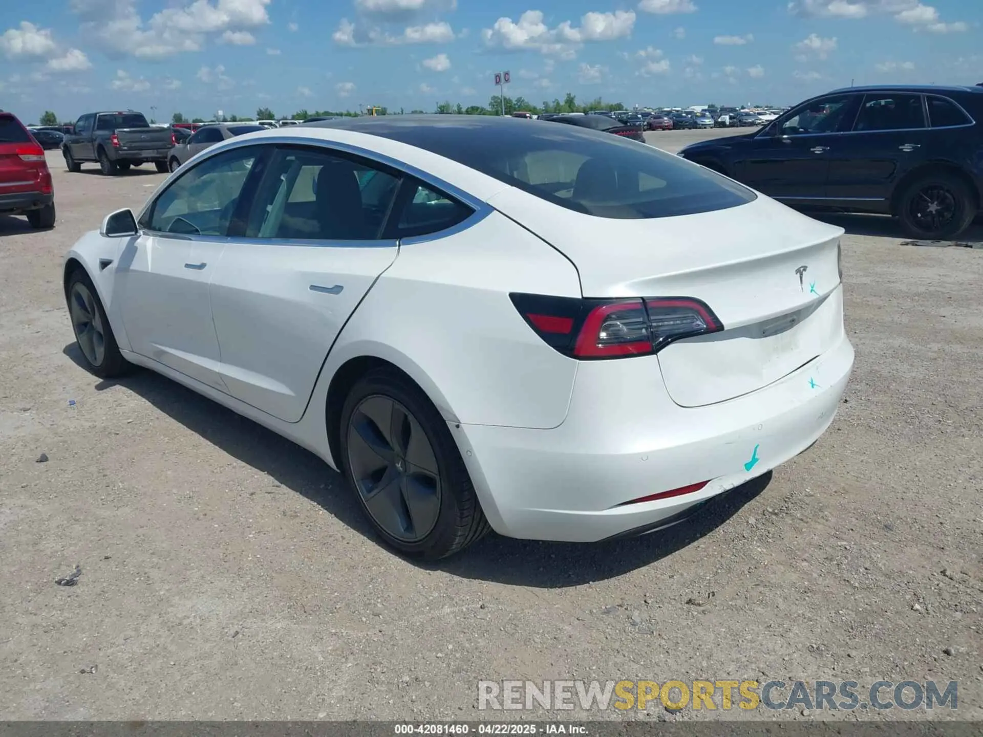 3 Photograph of a damaged car 5YJ3E1EA4LF747063 TESLA MODEL 3 2020