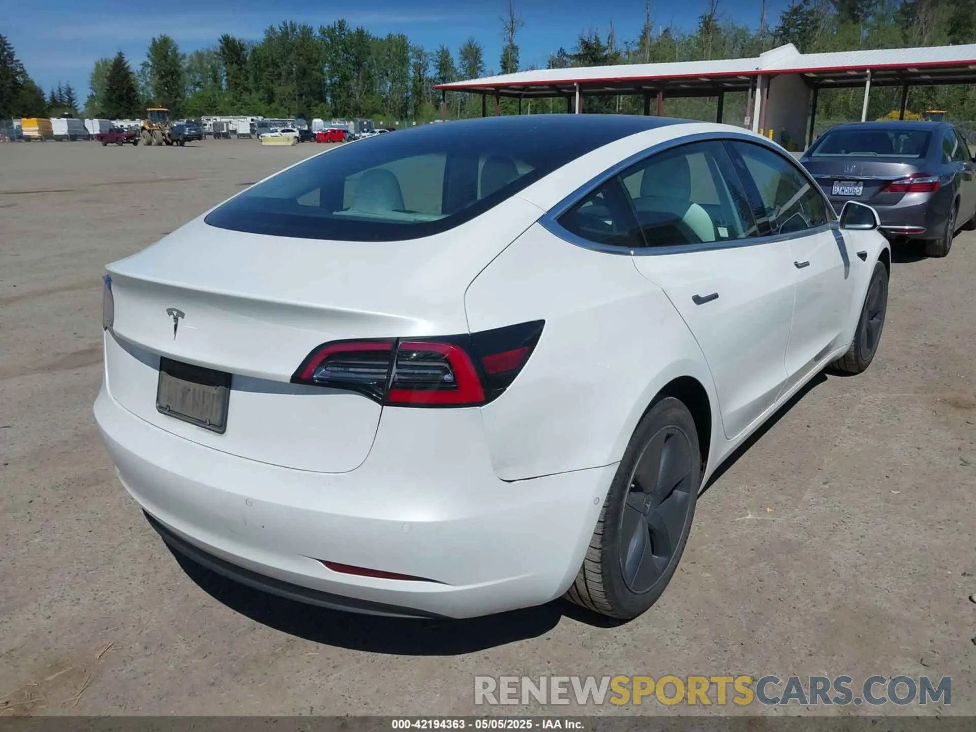 4 Photograph of a damaged car 5YJ3E1EA5LF615350 TESLA MODEL 3 2020