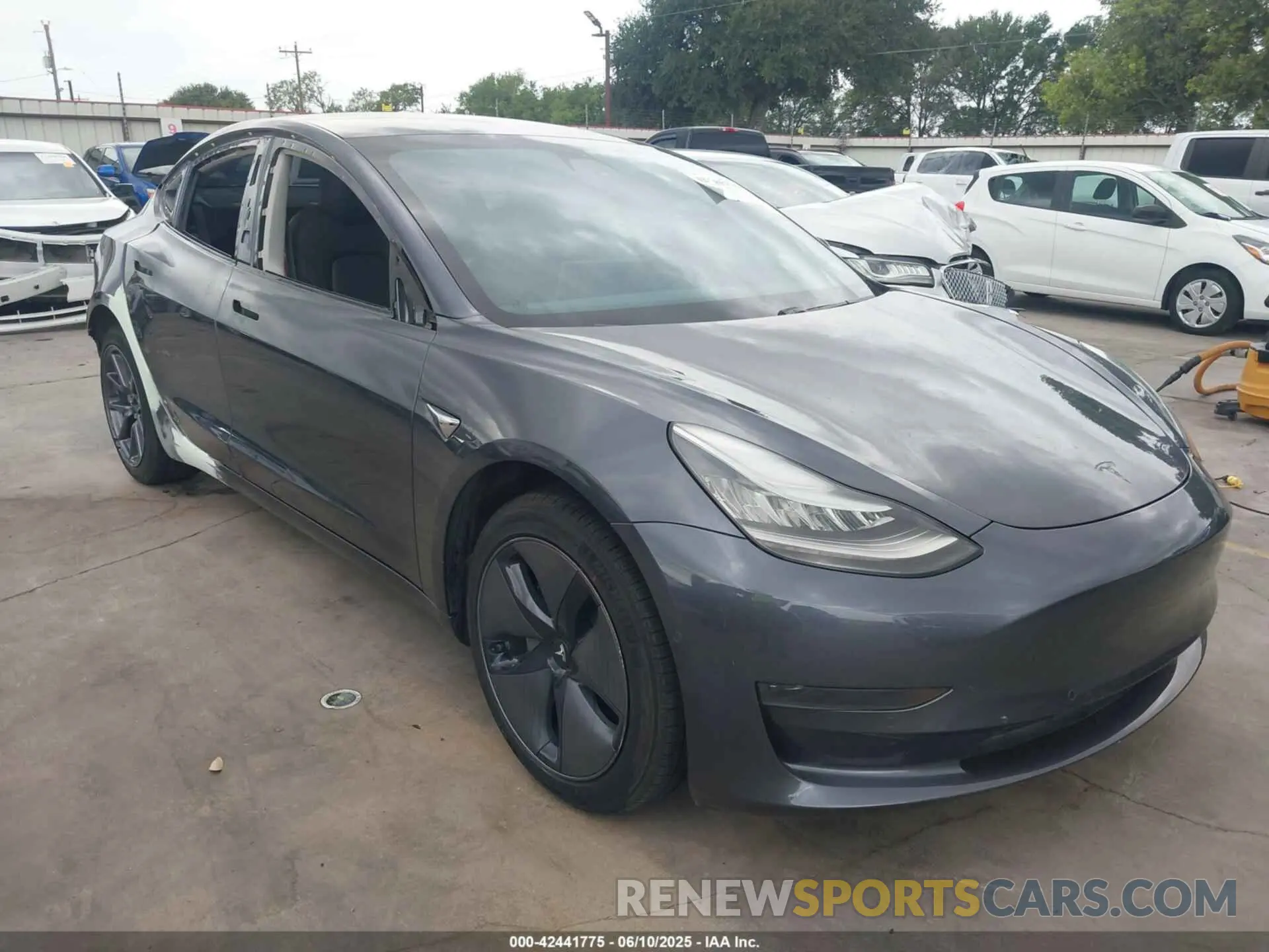 1 Photograph of a damaged car 5YJ3E1EA5LF705081 TESLA MODEL 3 2020