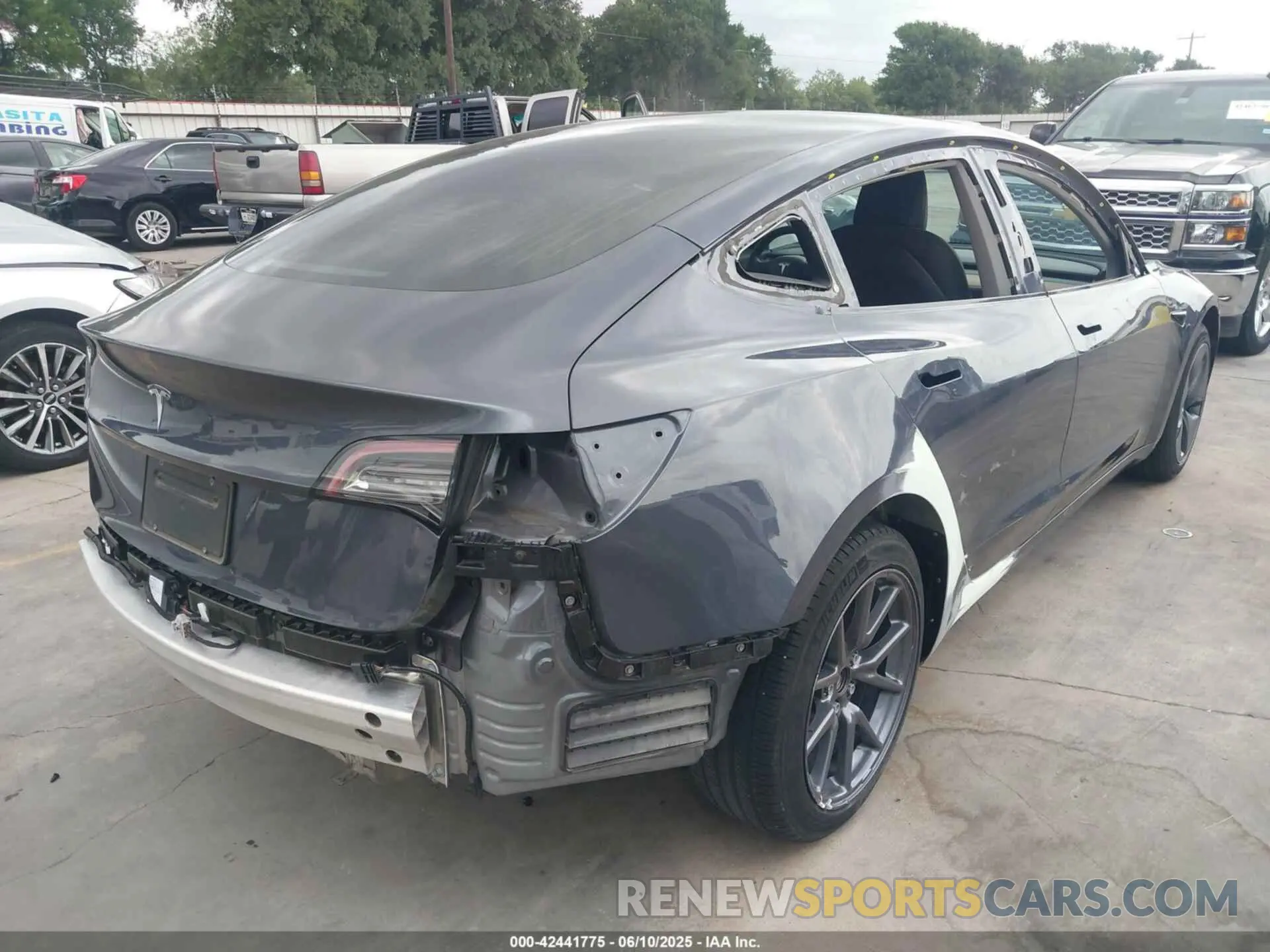 4 Photograph of a damaged car 5YJ3E1EA5LF705081 TESLA MODEL 3 2020