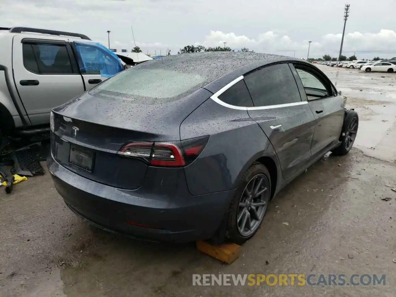 4 Photograph of a damaged car 5YJ3E1EA5LF739277 TESLA MODEL 3 2020