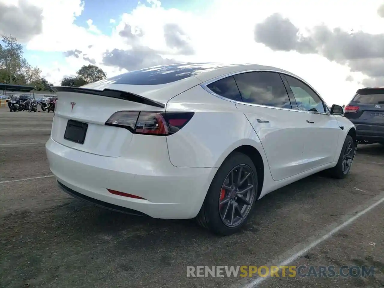 4 Photograph of a damaged car 5YJ3E1EA5LF800014 TESLA MODEL 3 2020