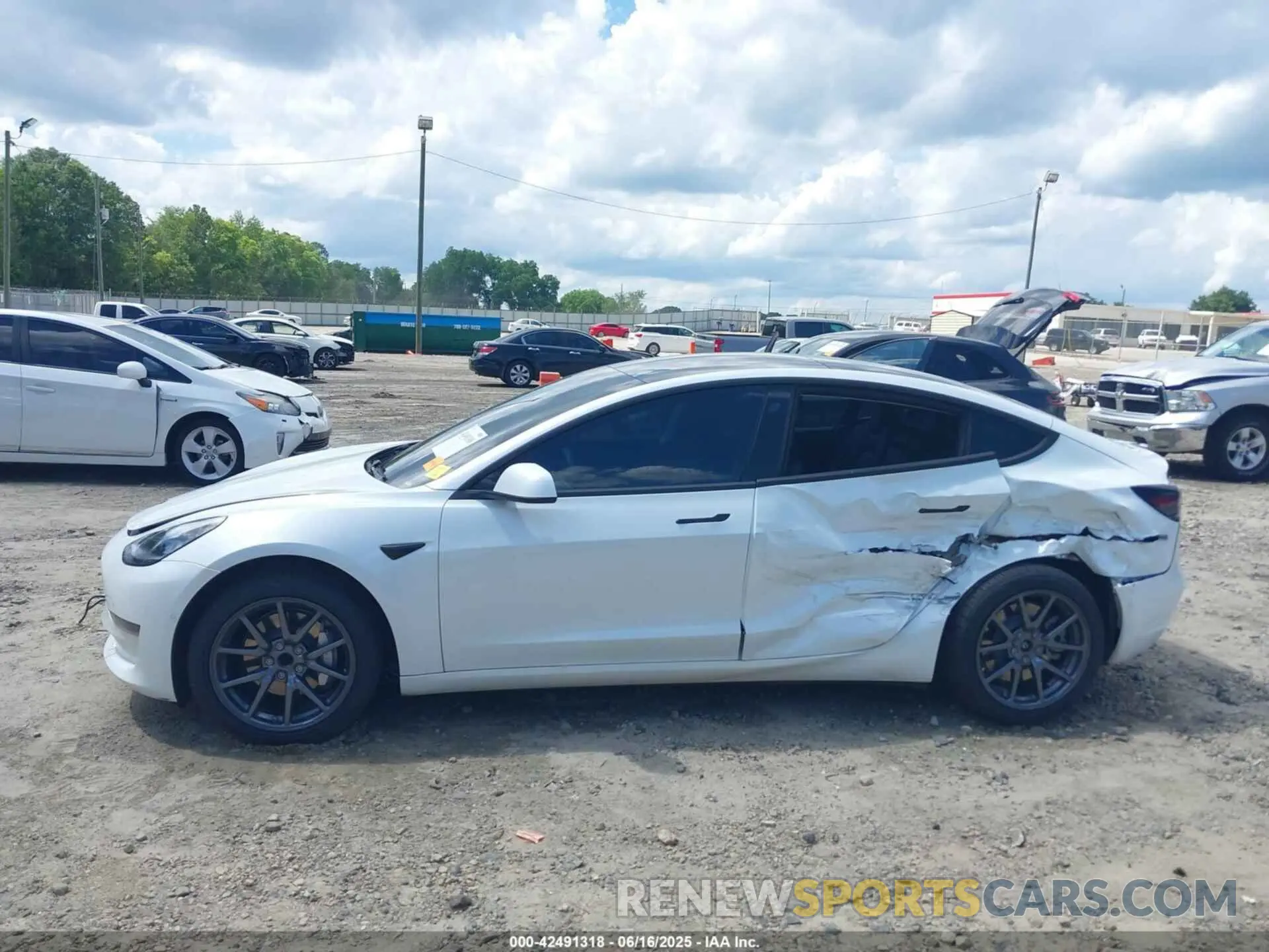 14 Photograph of a damaged car 5YJ3E1EA6LF632917 TESLA MODEL 3 2020