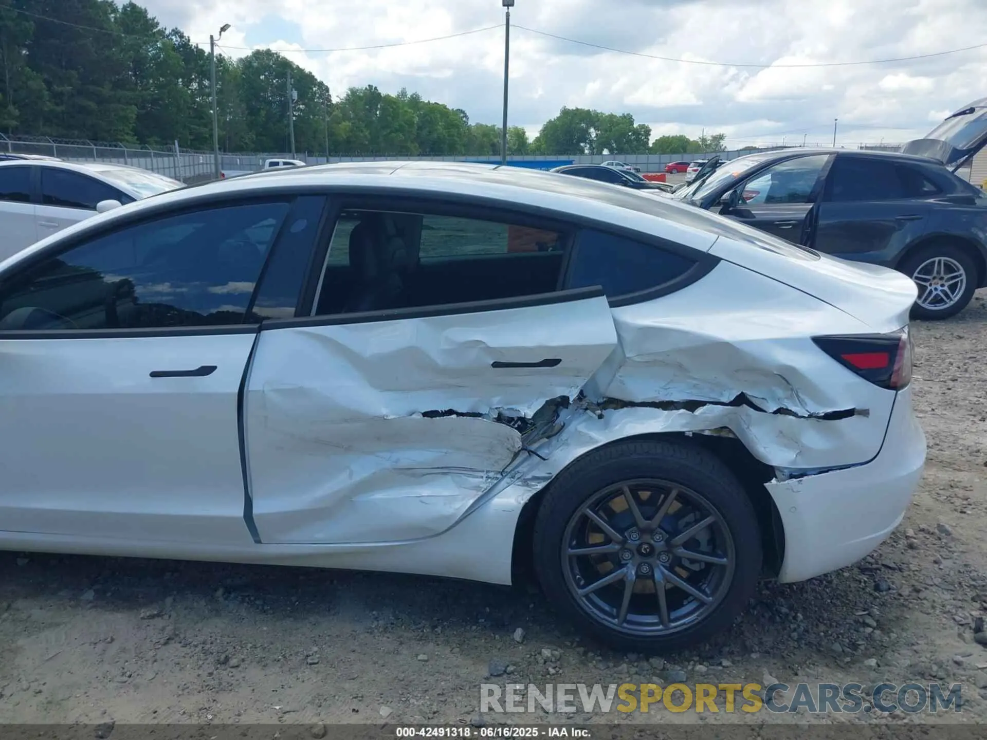 6 Photograph of a damaged car 5YJ3E1EA6LF632917 TESLA MODEL 3 2020