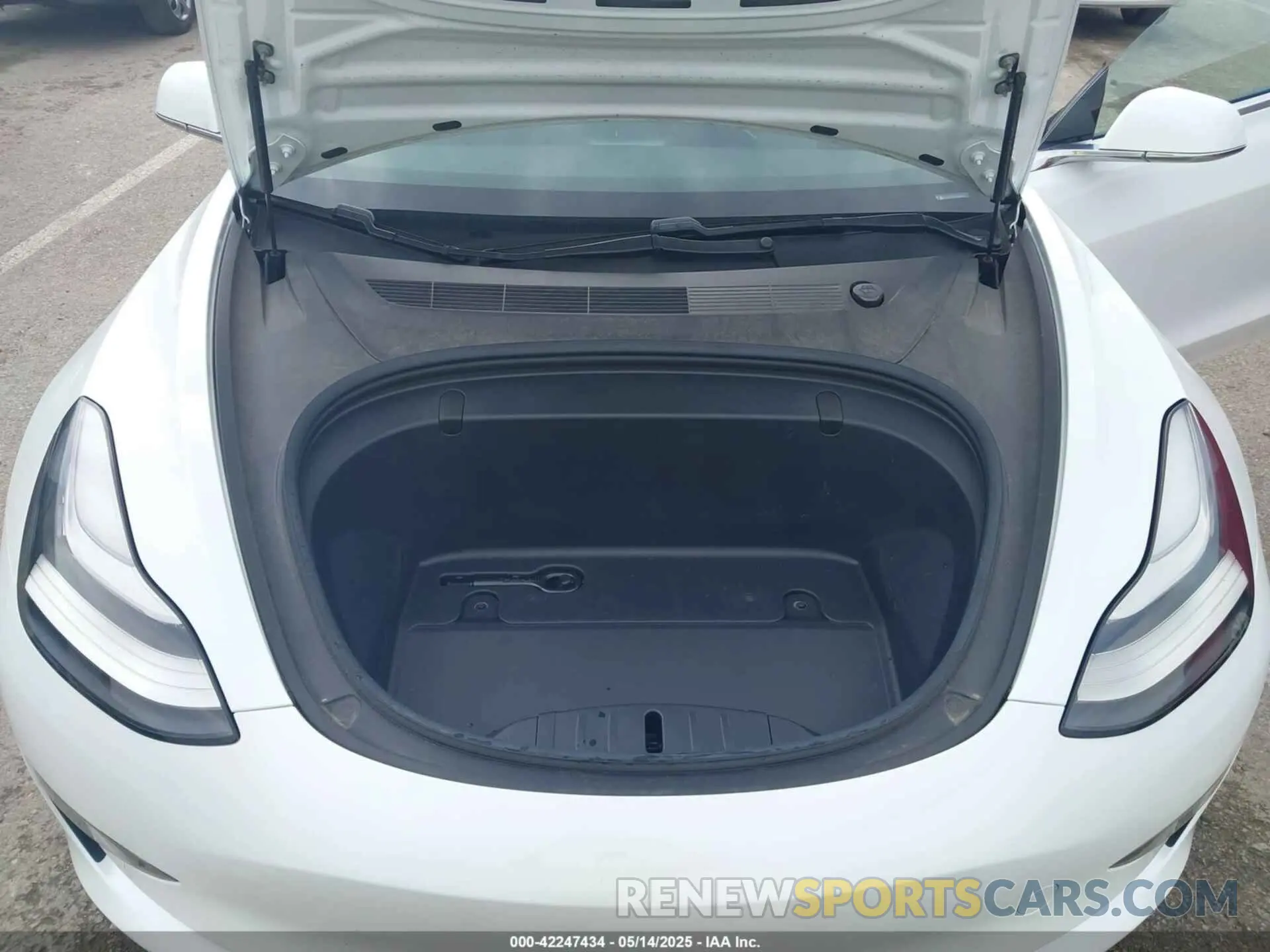 10 Photograph of a damaged car 5YJ3E1EA9LF598682 TESLA MODEL 3 2020