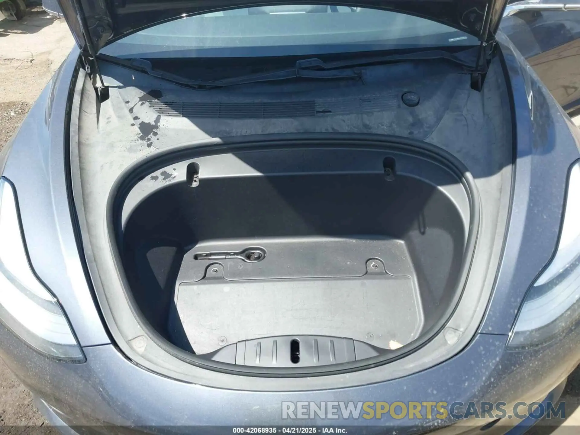 10 Photograph of a damaged car 5YJ3E1EAXLF615781 TESLA MODEL 3 2020