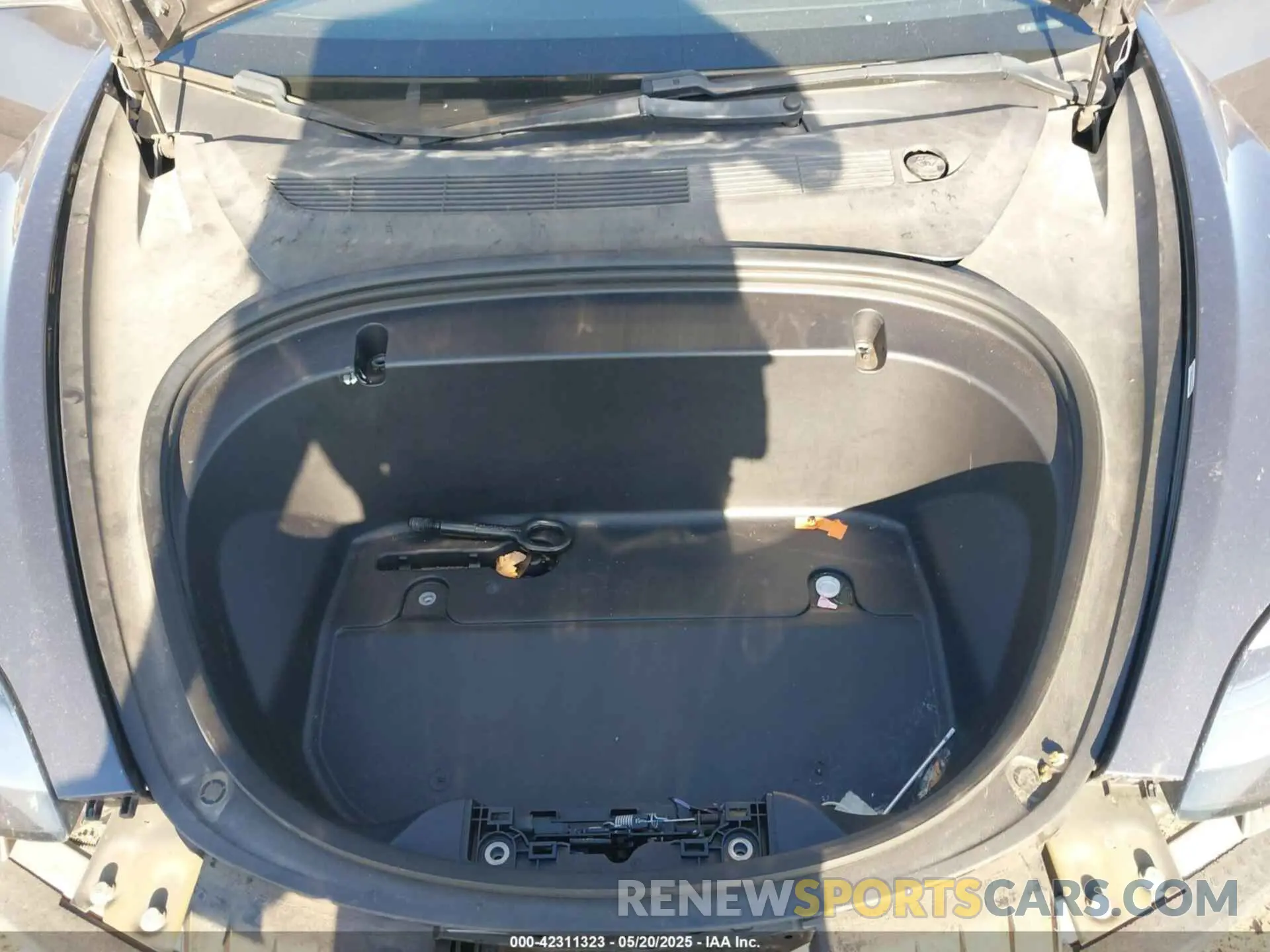 10 Photograph of a damaged car 5YJ3E1EAXLF630555 TESLA MODEL 3 2020