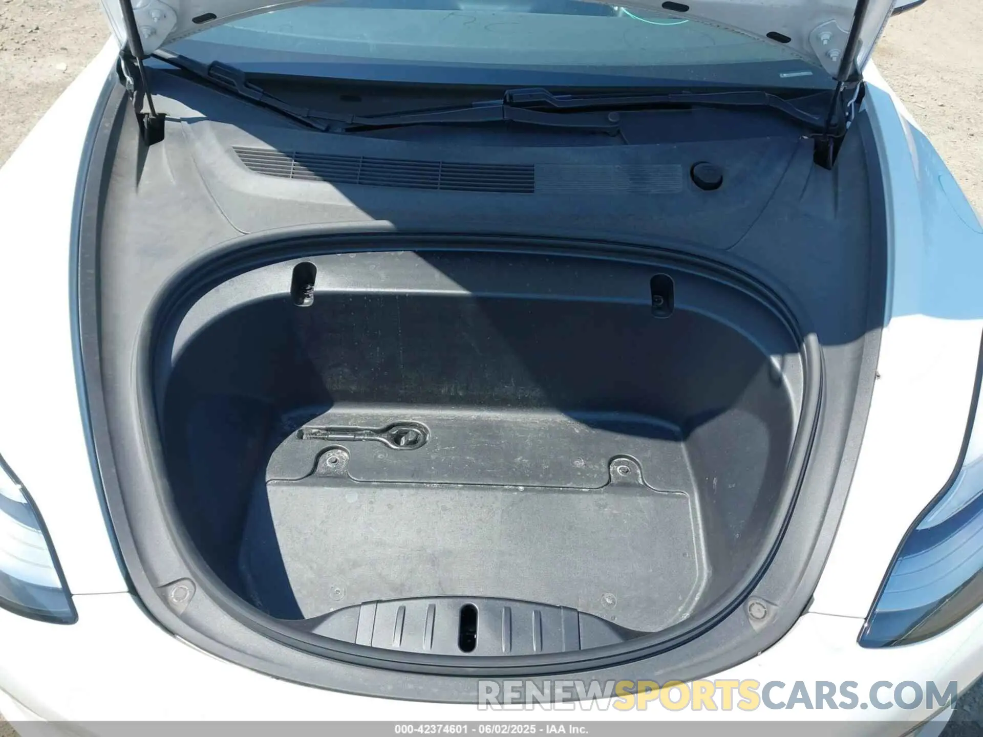 10 Photograph of a damaged car 5YJ3E1EB0LF741639 TESLA MODEL 3 2020