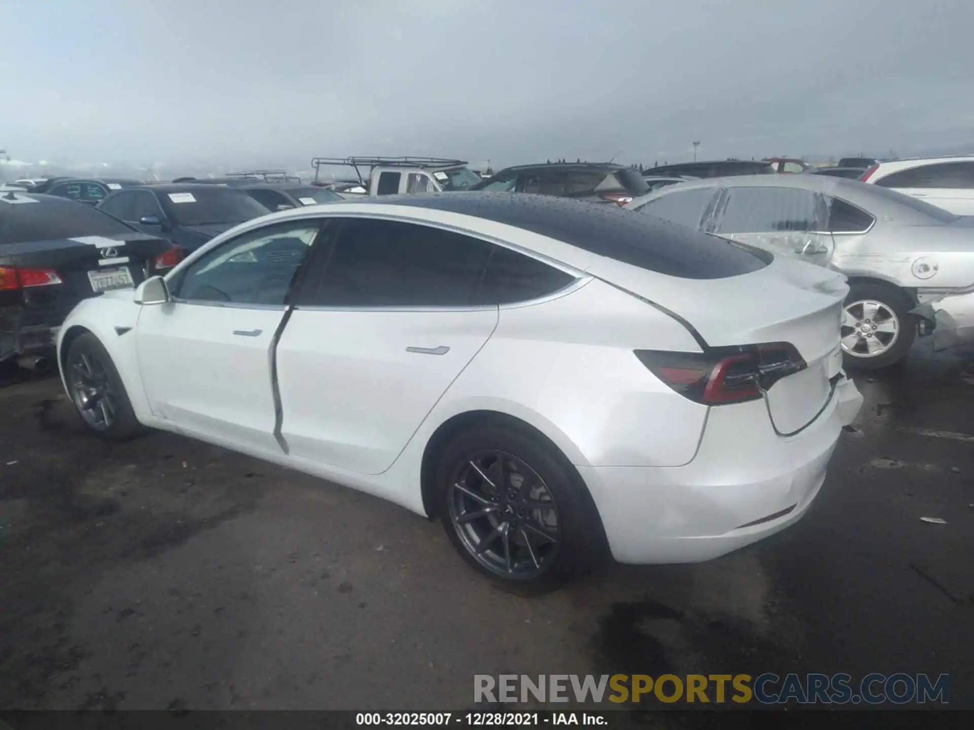 3 Photograph of a damaged car 5YJ3E1EB1LF666112 TESLA MODEL 3 2020