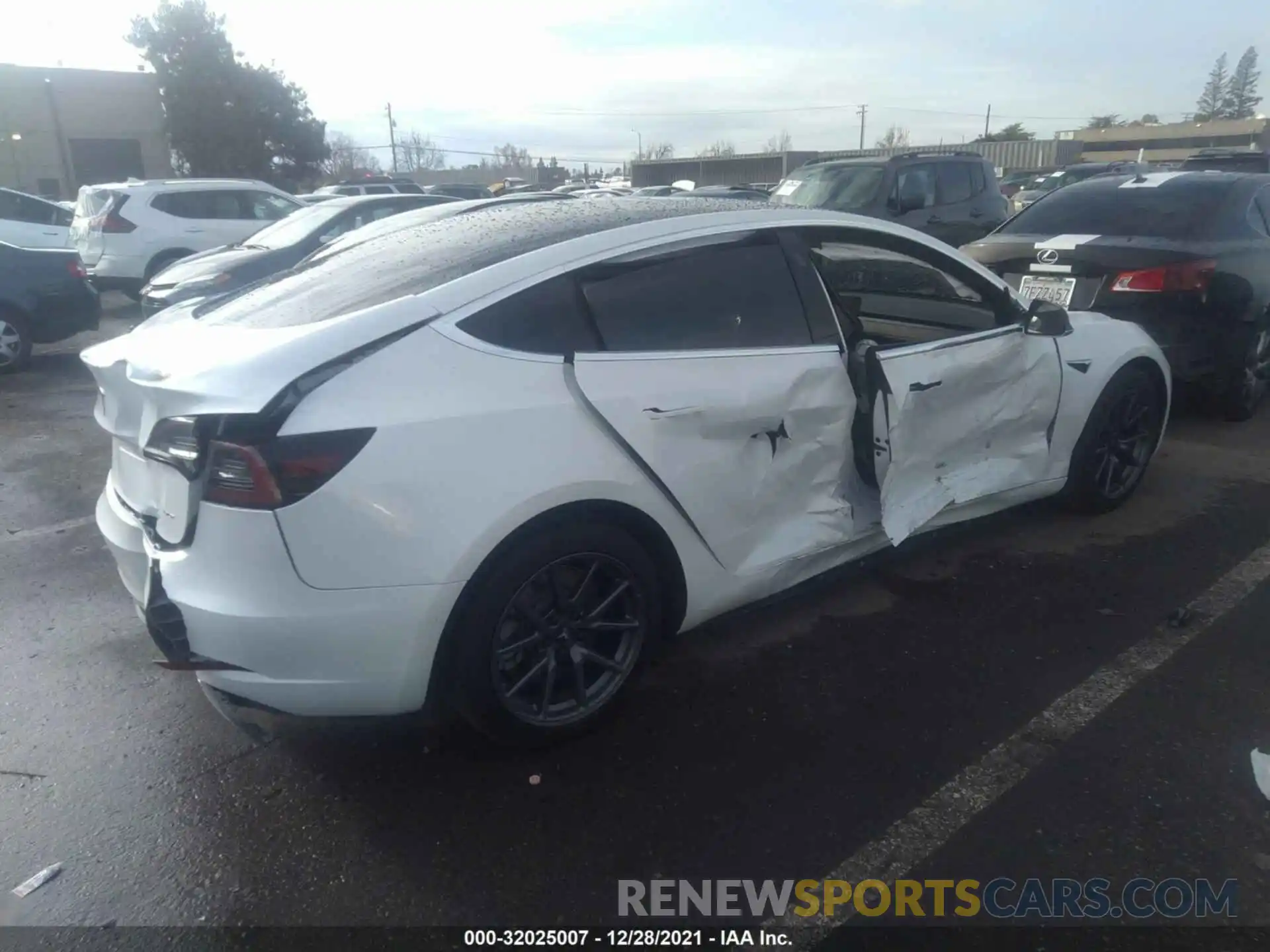 4 Photograph of a damaged car 5YJ3E1EB1LF666112 TESLA MODEL 3 2020