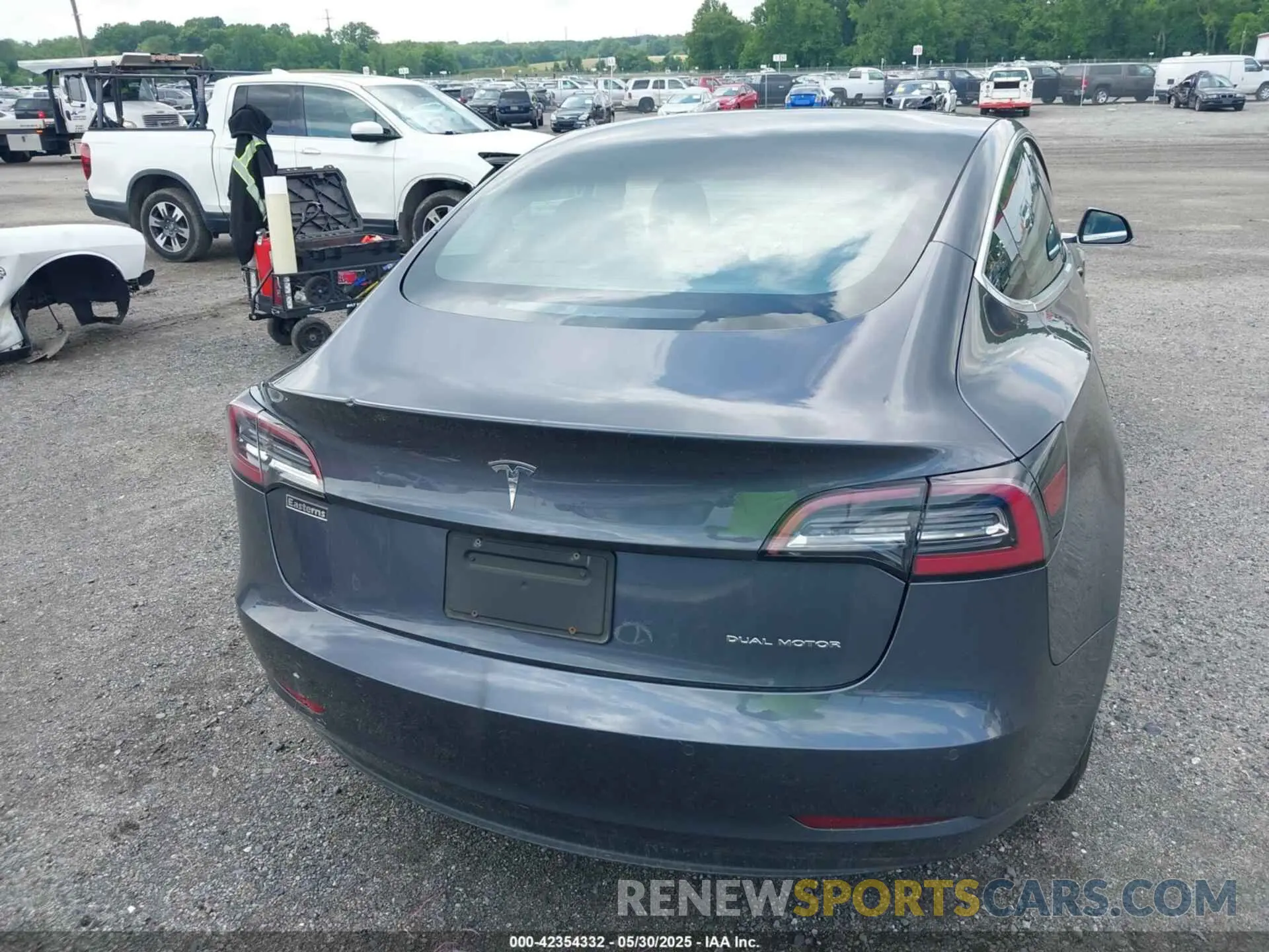 16 Photograph of a damaged car 5YJ3E1EB2LF588925 TESLA MODEL 3 2020