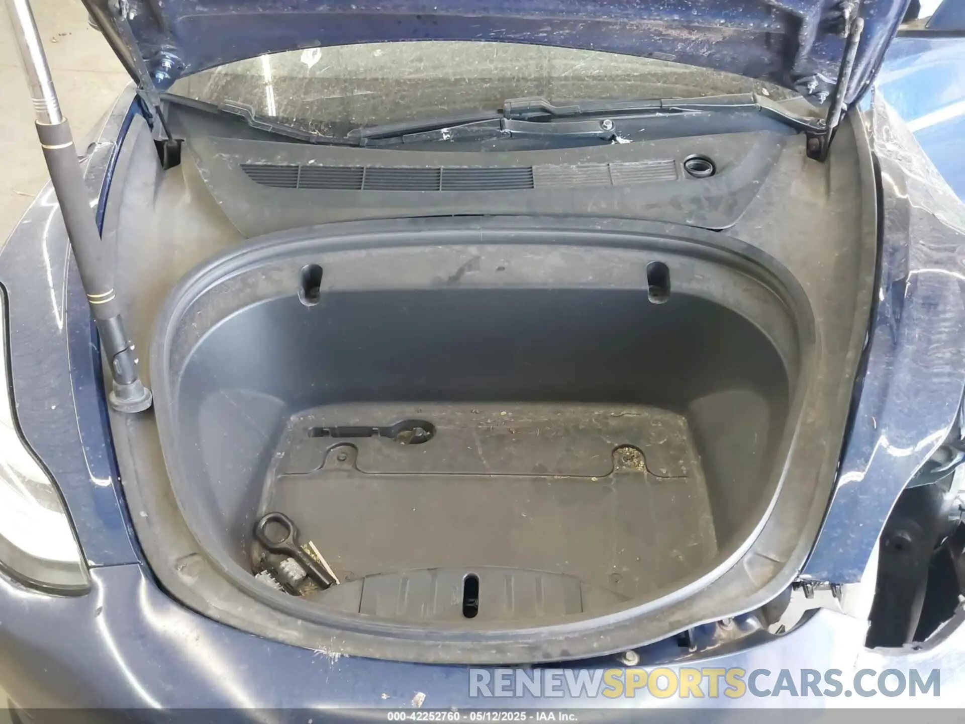 10 Photograph of a damaged car 5YJ3E1EB2LF639291 TESLA MODEL 3 2020