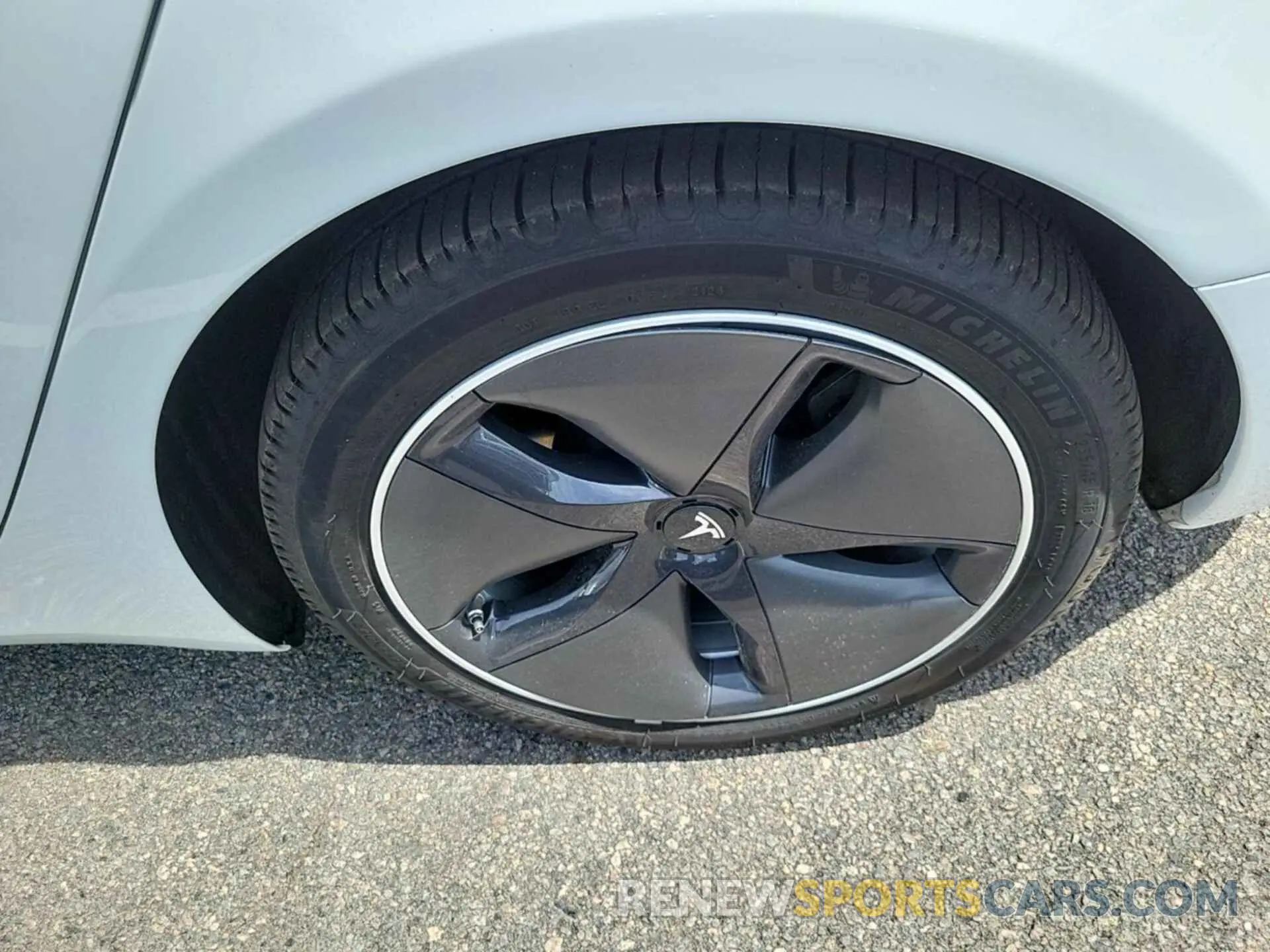 33 Photograph of a damaged car 5YJ3E1EB3LF795047 TESLA MODEL 3 2020