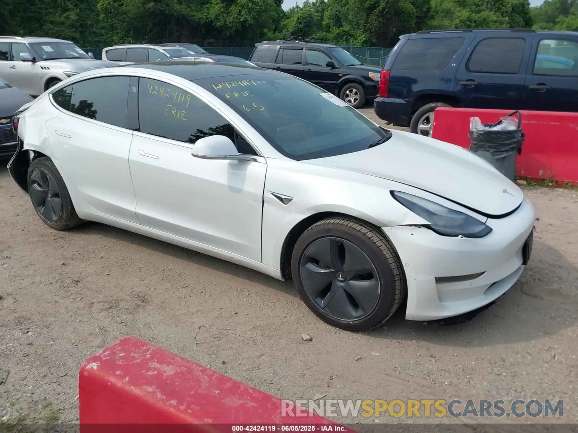 1 Photograph of a damaged car 5YJ3E1EB4LF637770 TESLA MODEL 3 2020