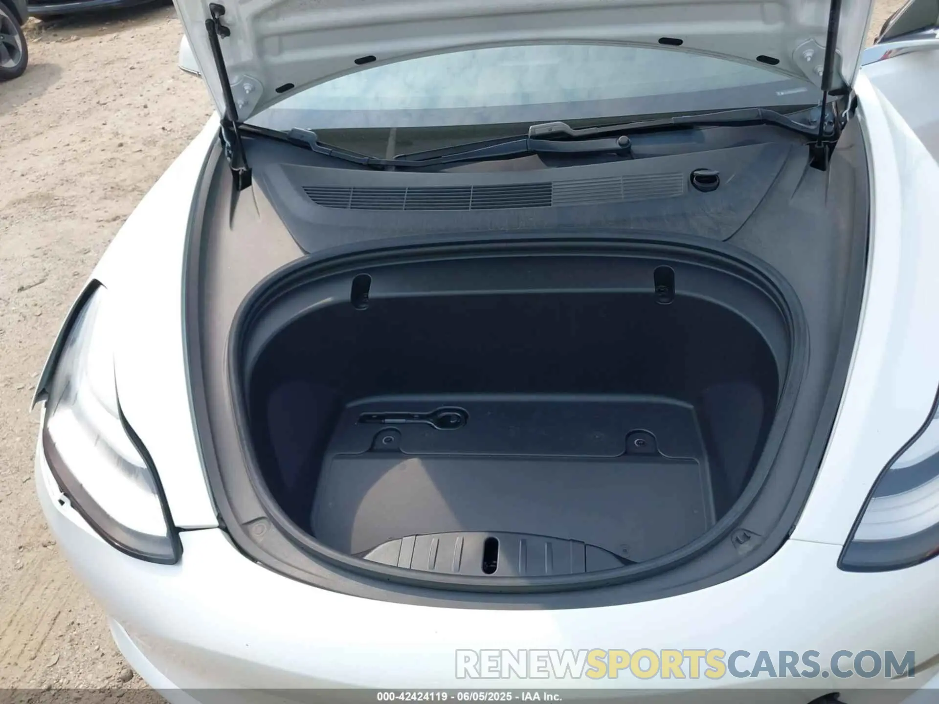 10 Photograph of a damaged car 5YJ3E1EB4LF637770 TESLA MODEL 3 2020