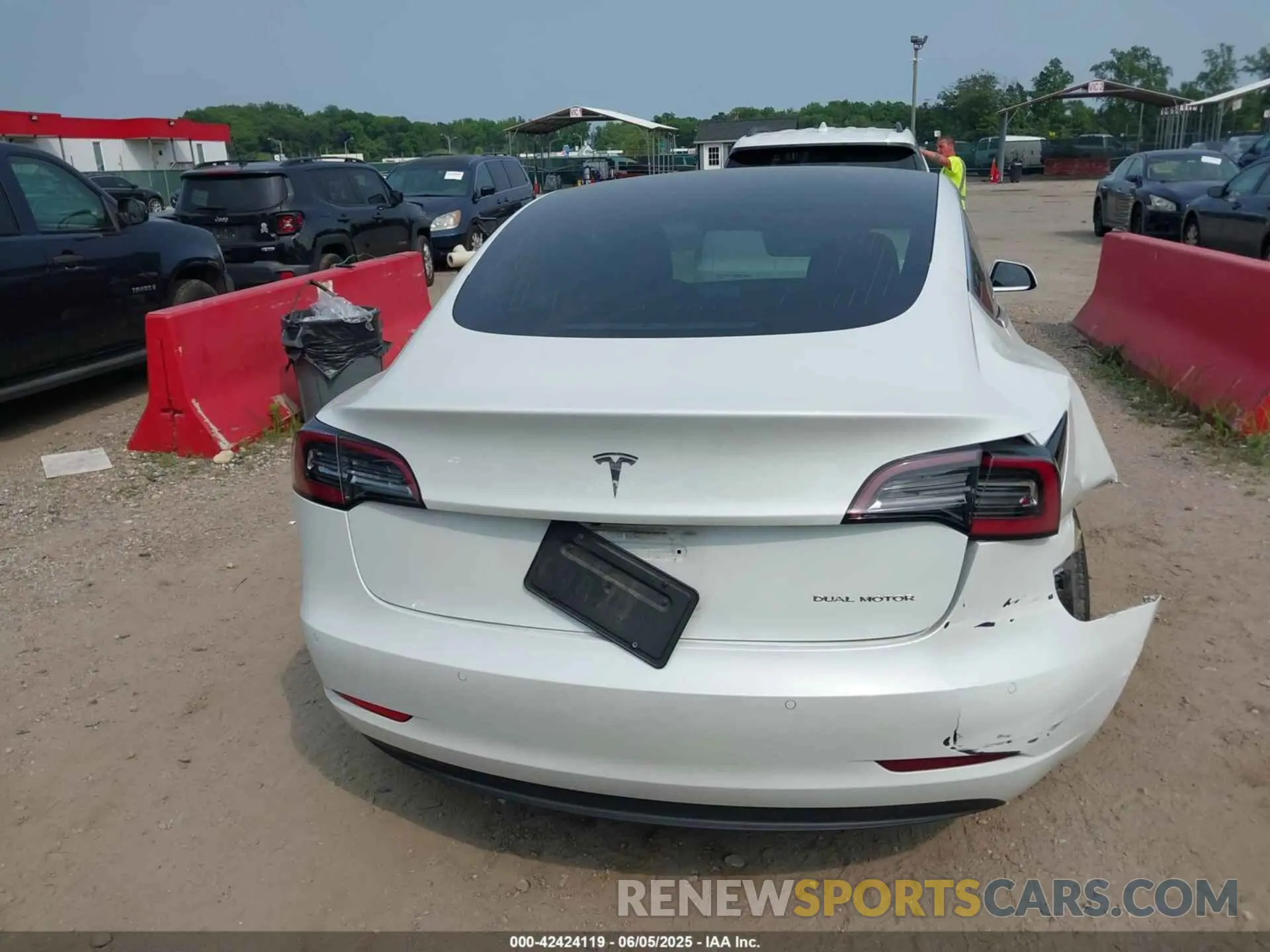 16 Photograph of a damaged car 5YJ3E1EB4LF637770 TESLA MODEL 3 2020
