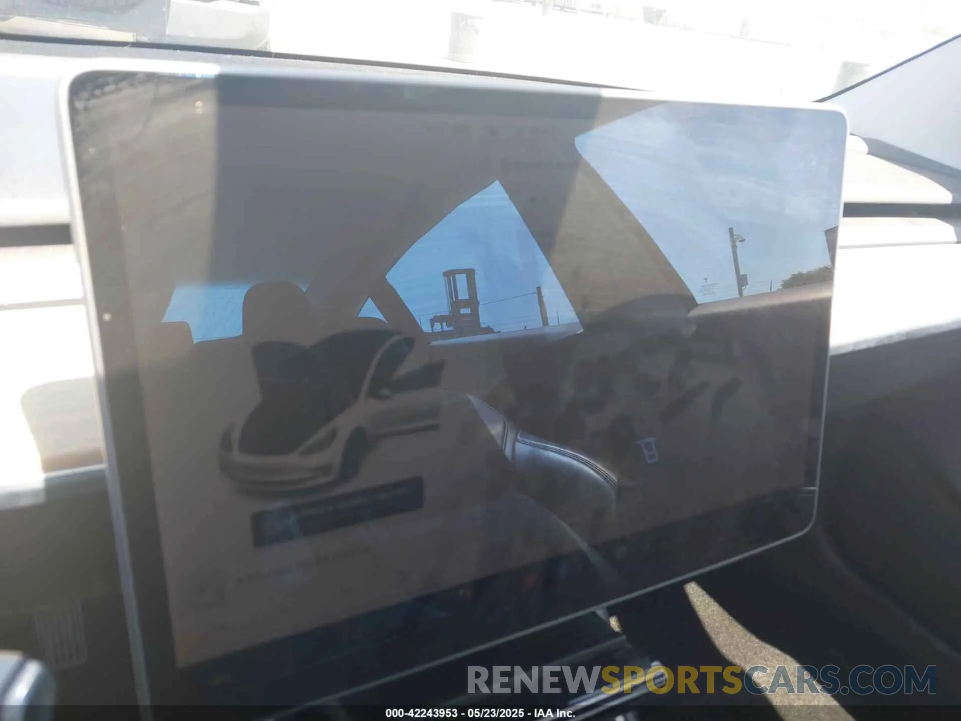 17 Photograph of a damaged car 5YJ3E1EB4LF665794 TESLA MODEL 3 2020