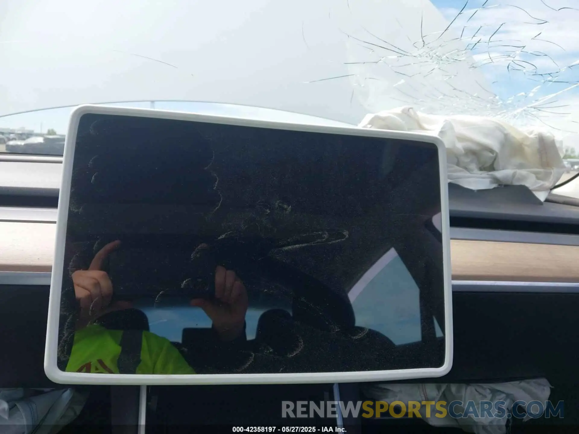 17 Photograph of a damaged car 5YJ3E1EB5LF620816 TESLA MODEL 3 2020