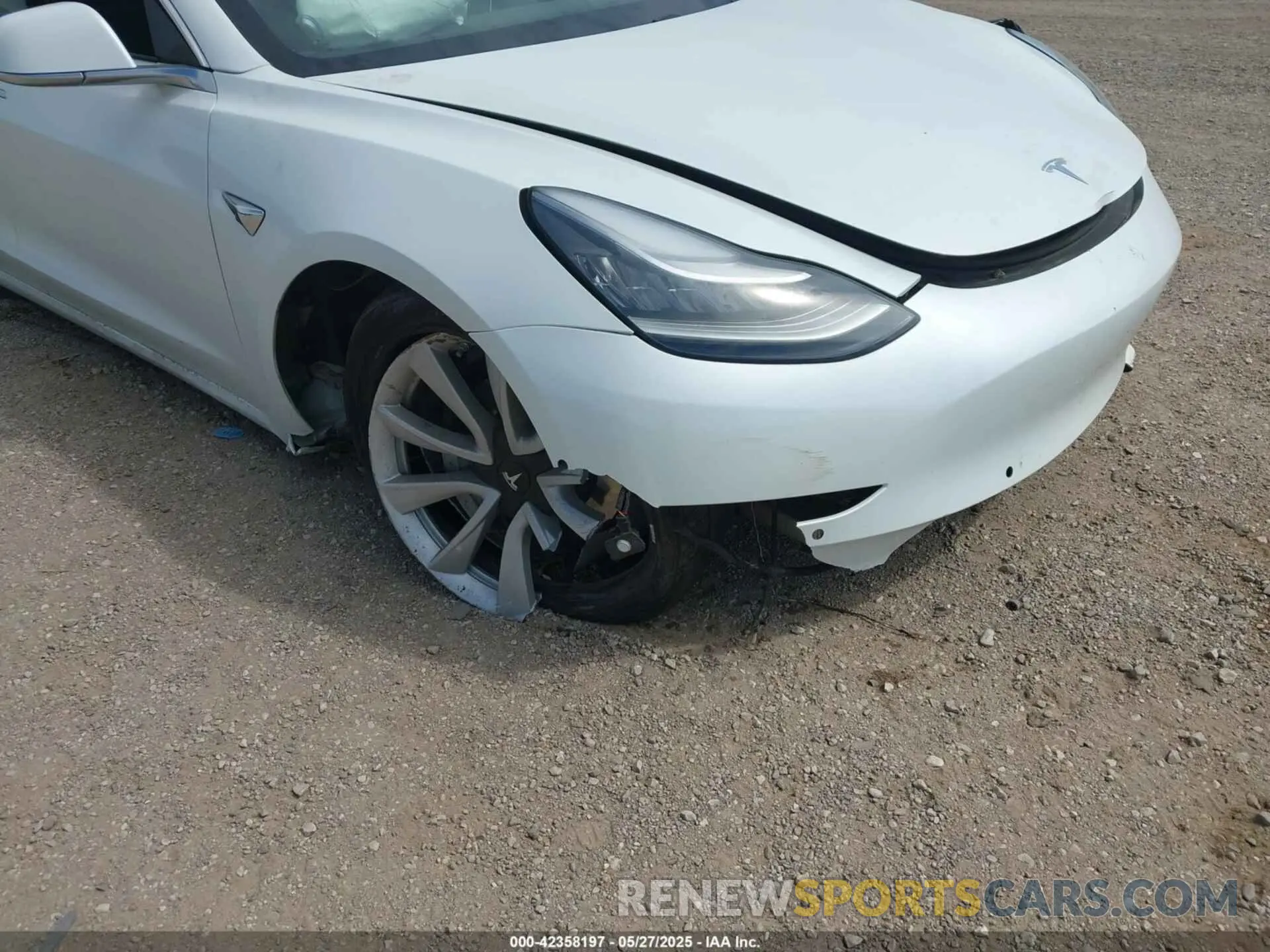 18 Photograph of a damaged car 5YJ3E1EB5LF620816 TESLA MODEL 3 2020