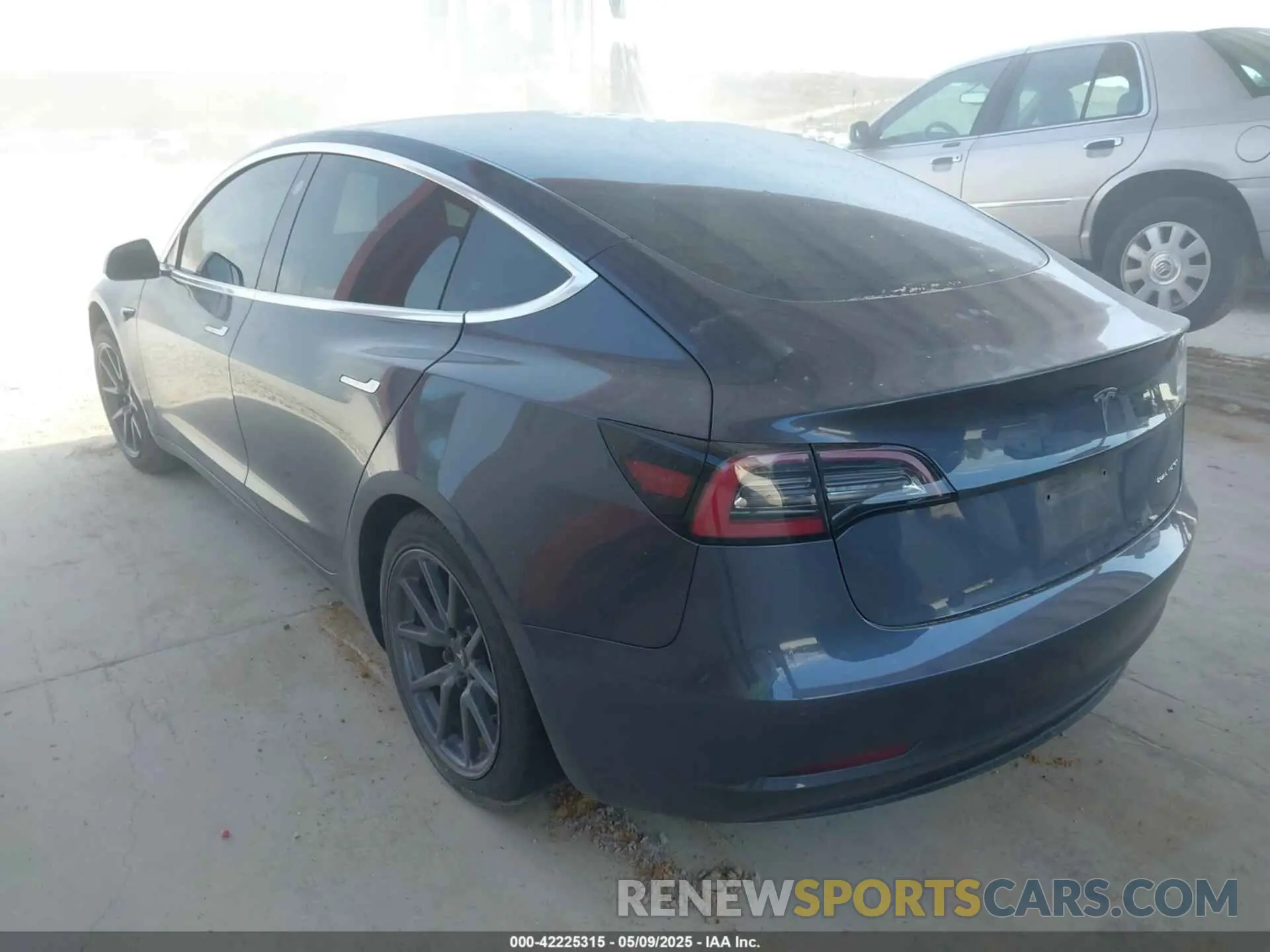 3 Photograph of a damaged car 5YJ3E1EB5LF639060 TESLA MODEL 3 2020