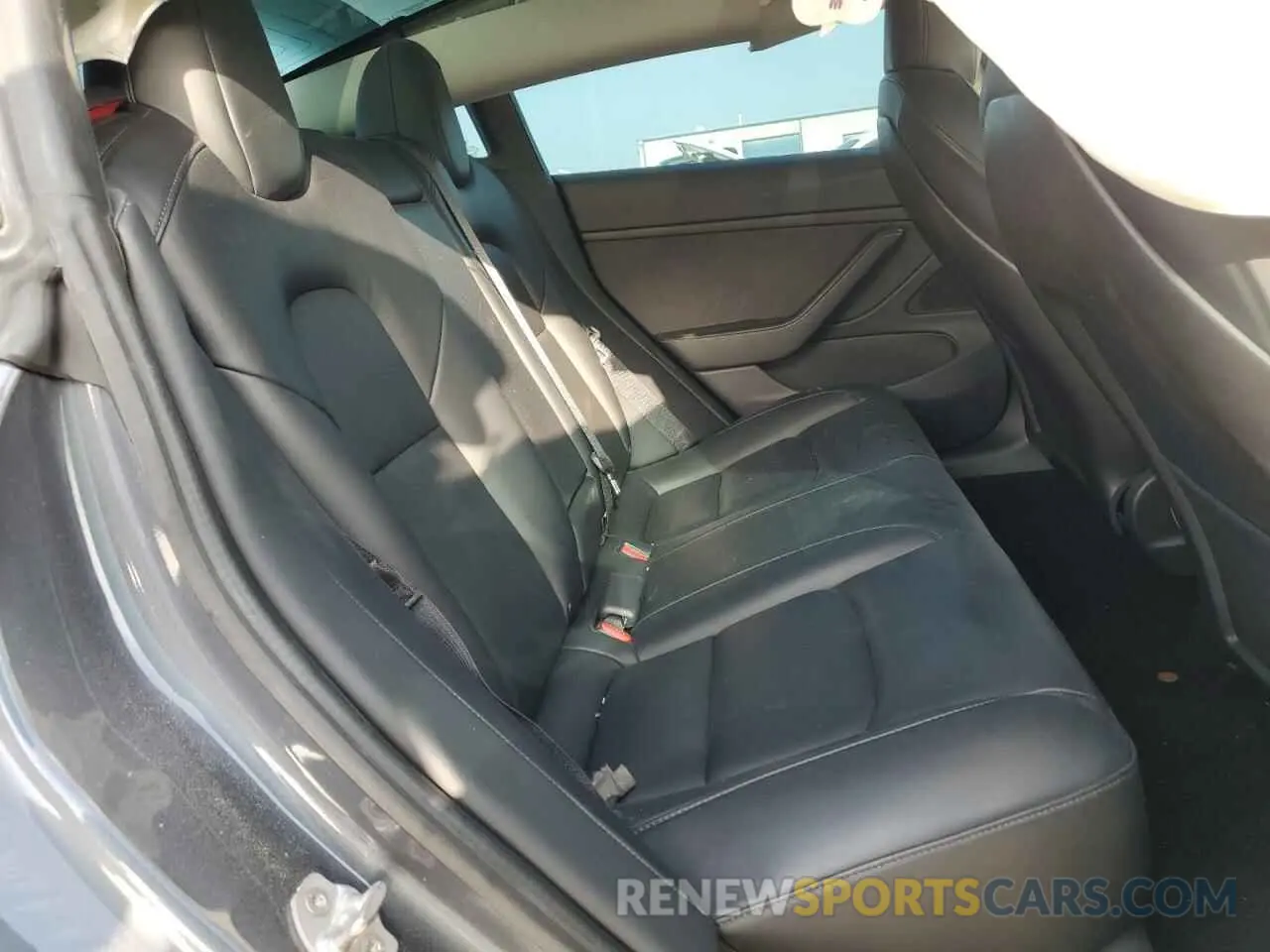 10 Photograph of a damaged car 5YJ3E1EB5LF647496 TESLA MODEL 3 2020