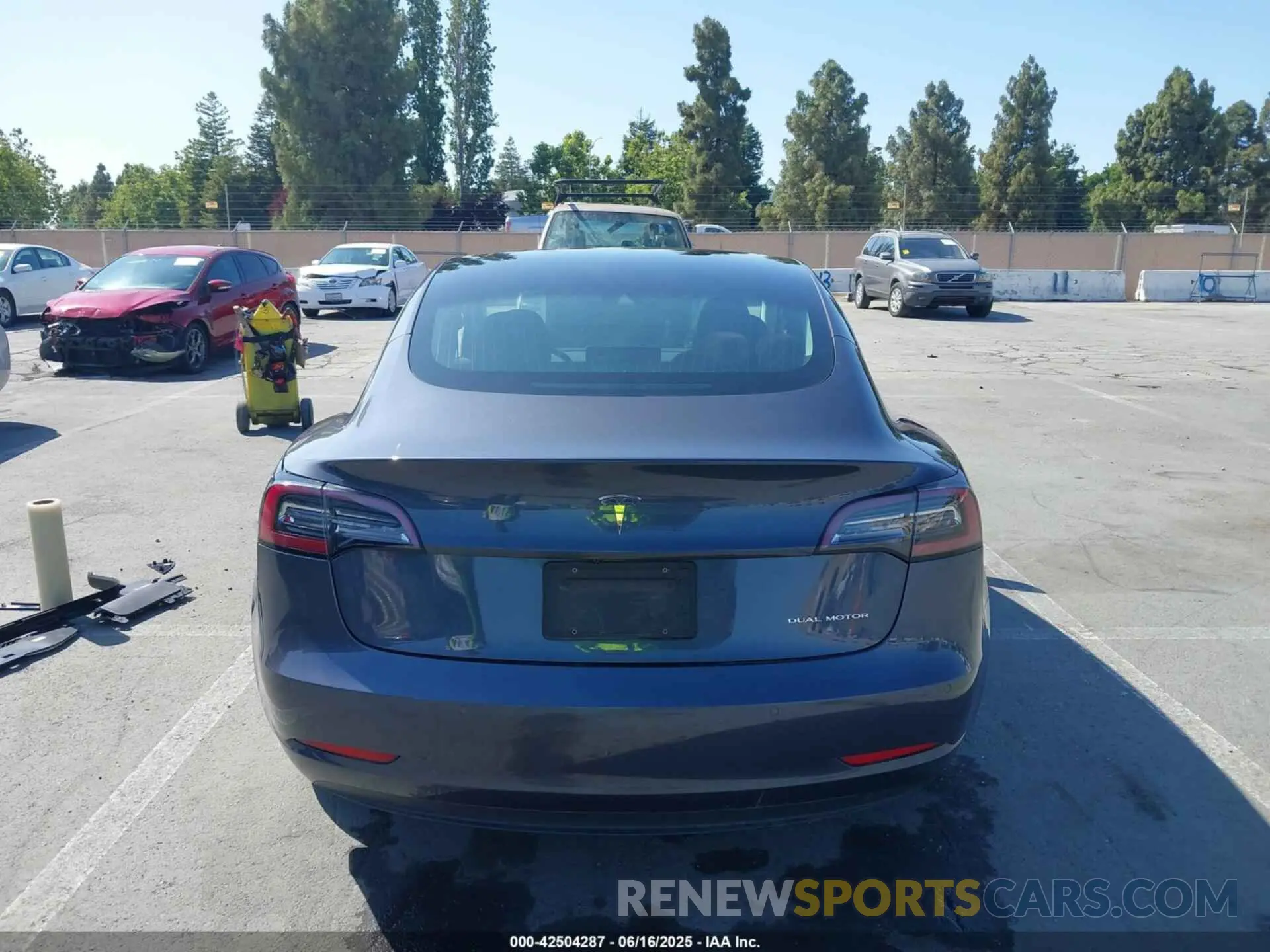 15 Photograph of a damaged car 5YJ3E1EB5LF733696 TESLA MODEL 3 2020