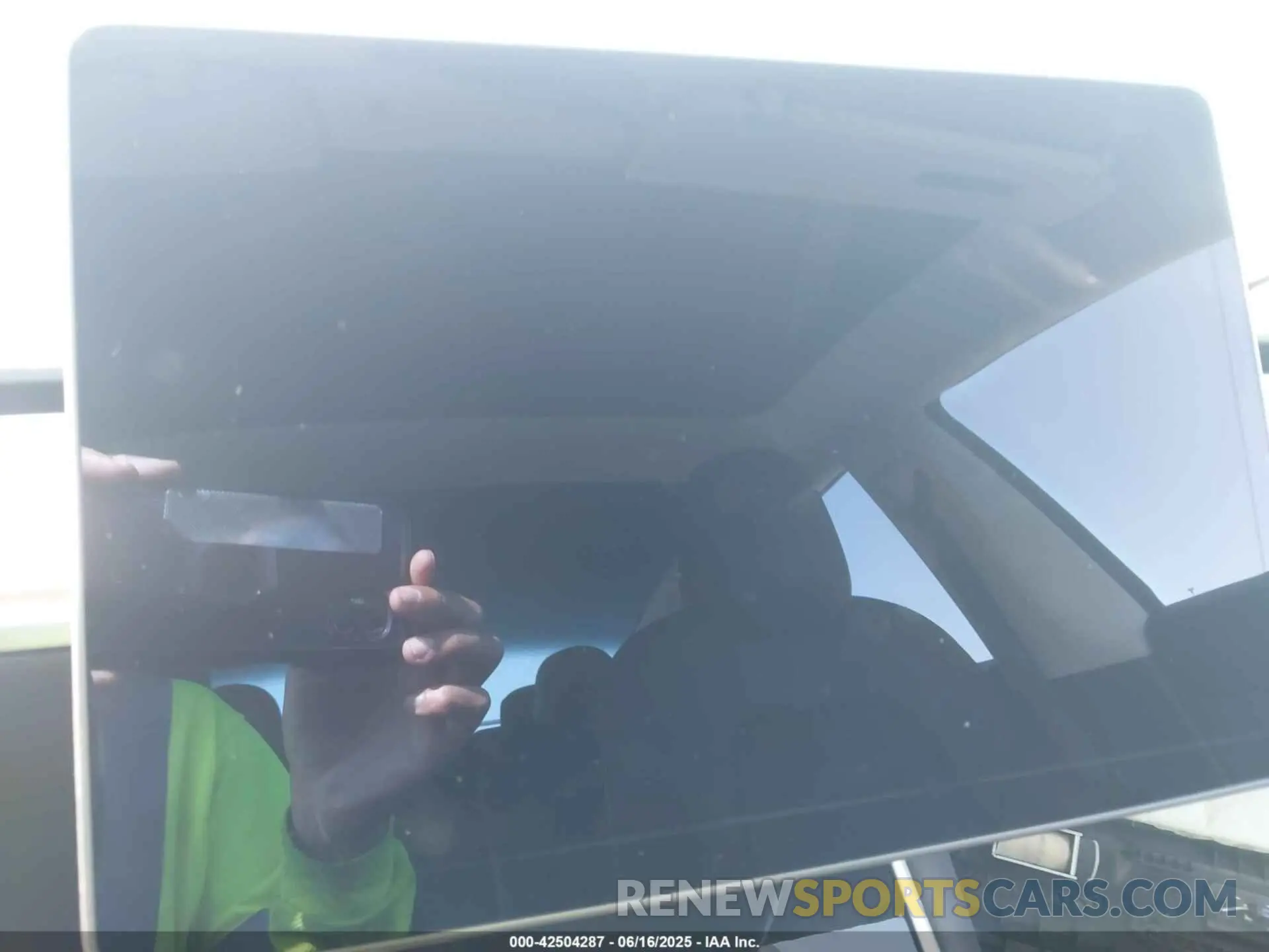 17 Photograph of a damaged car 5YJ3E1EB5LF733696 TESLA MODEL 3 2020