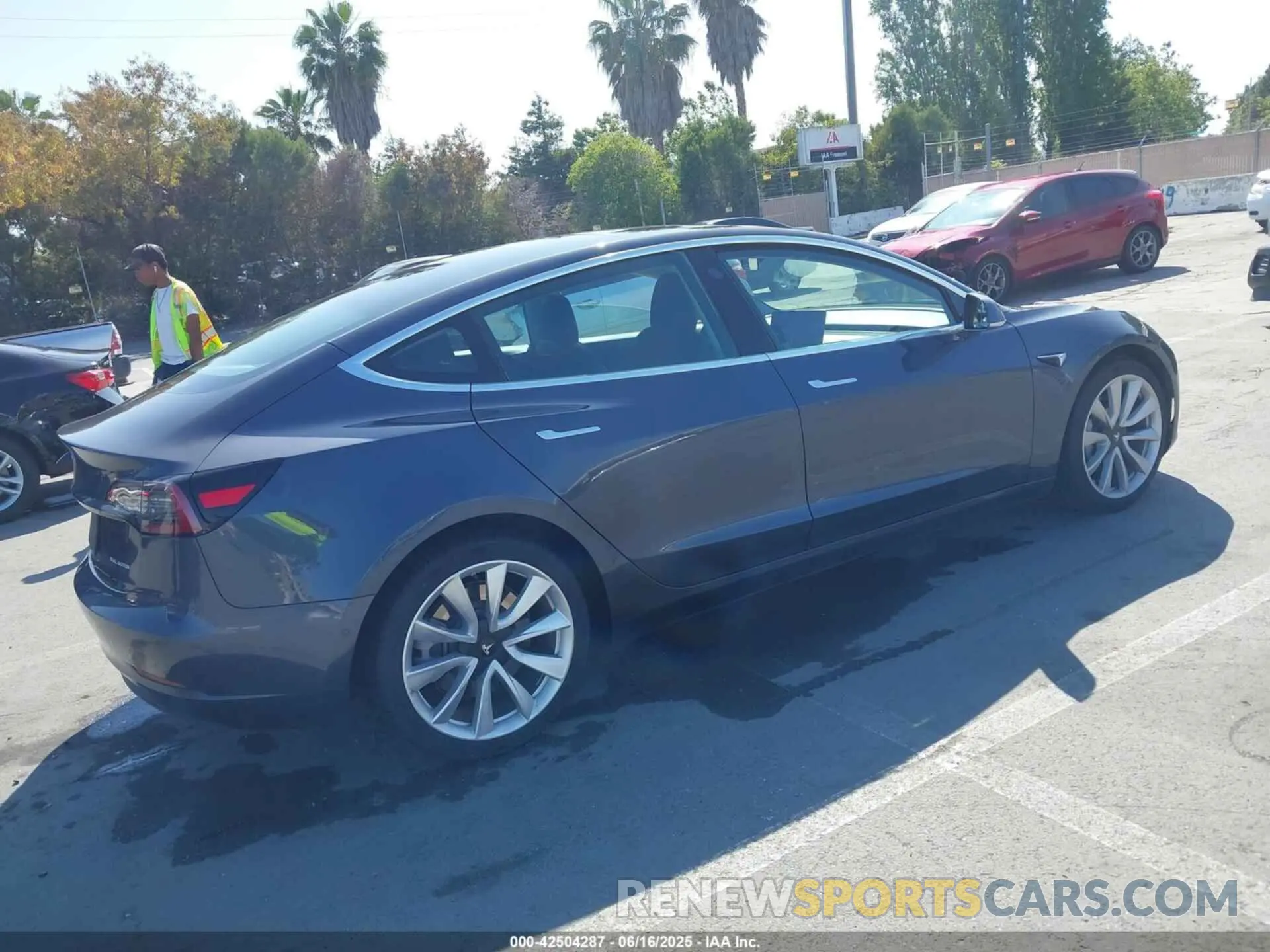 4 Photograph of a damaged car 5YJ3E1EB5LF733696 TESLA MODEL 3 2020