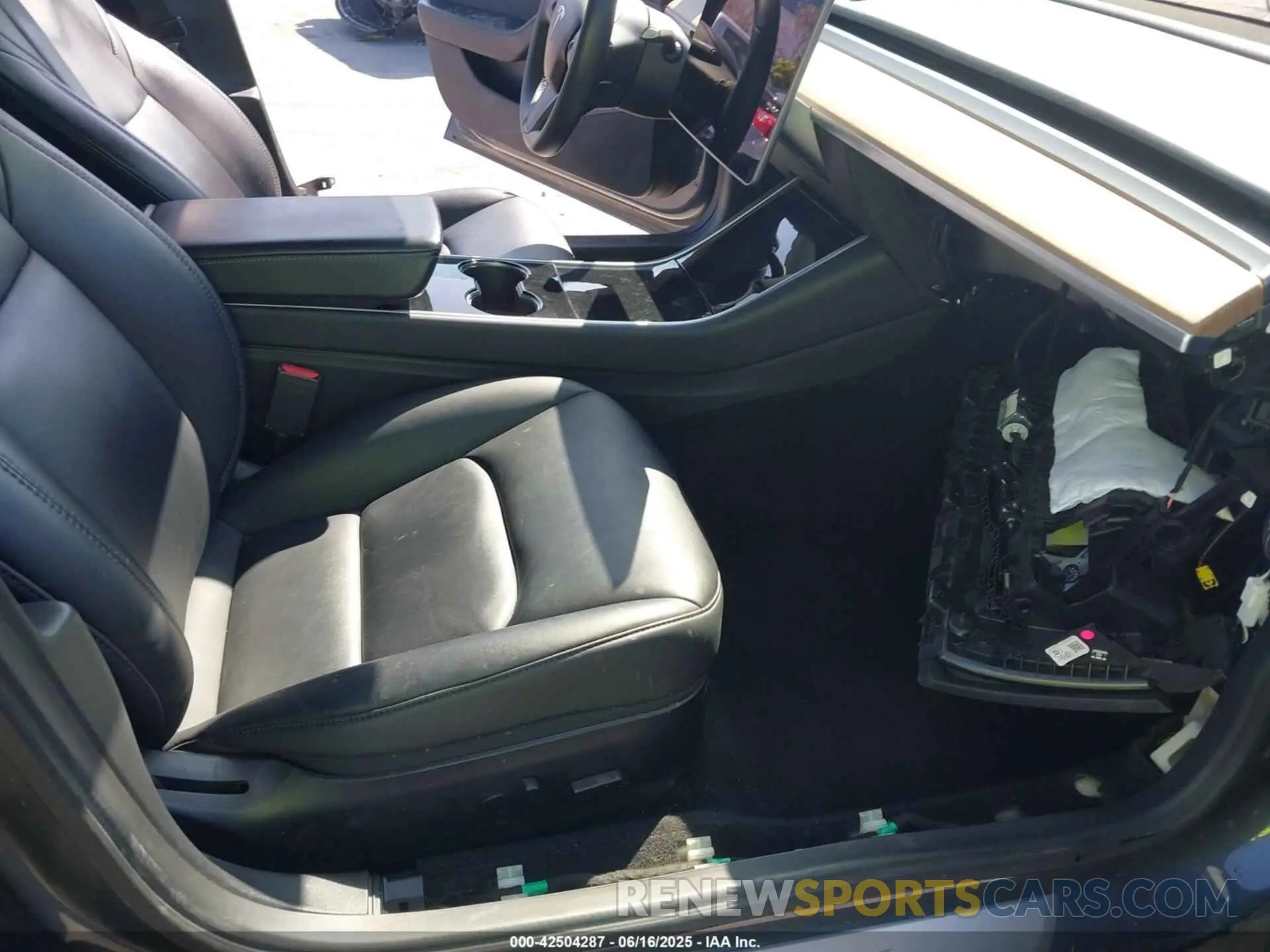5 Photograph of a damaged car 5YJ3E1EB5LF733696 TESLA MODEL 3 2020