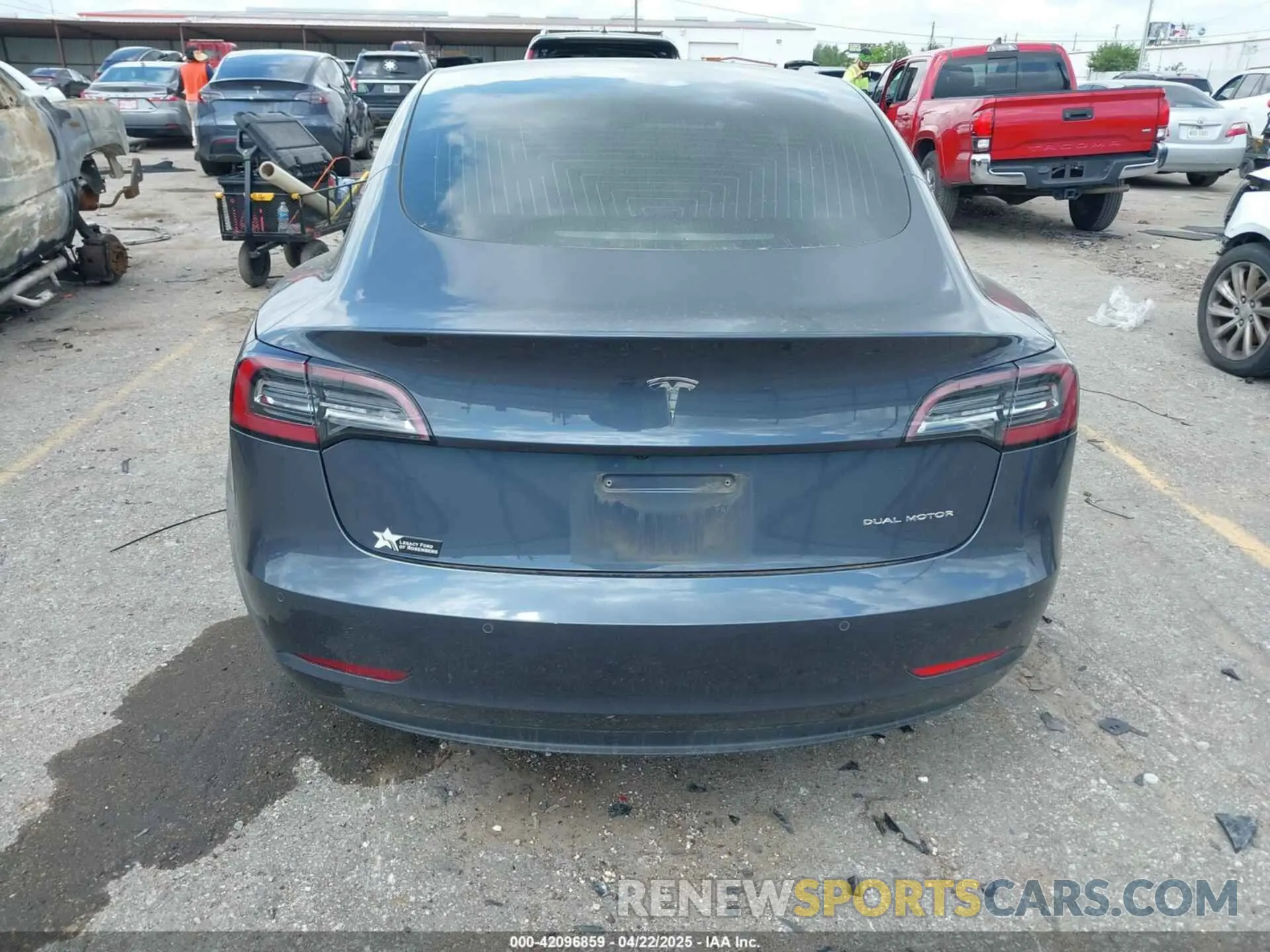 15 Photograph of a damaged car 5YJ3E1EB5LF801592 TESLA MODEL 3 2020
