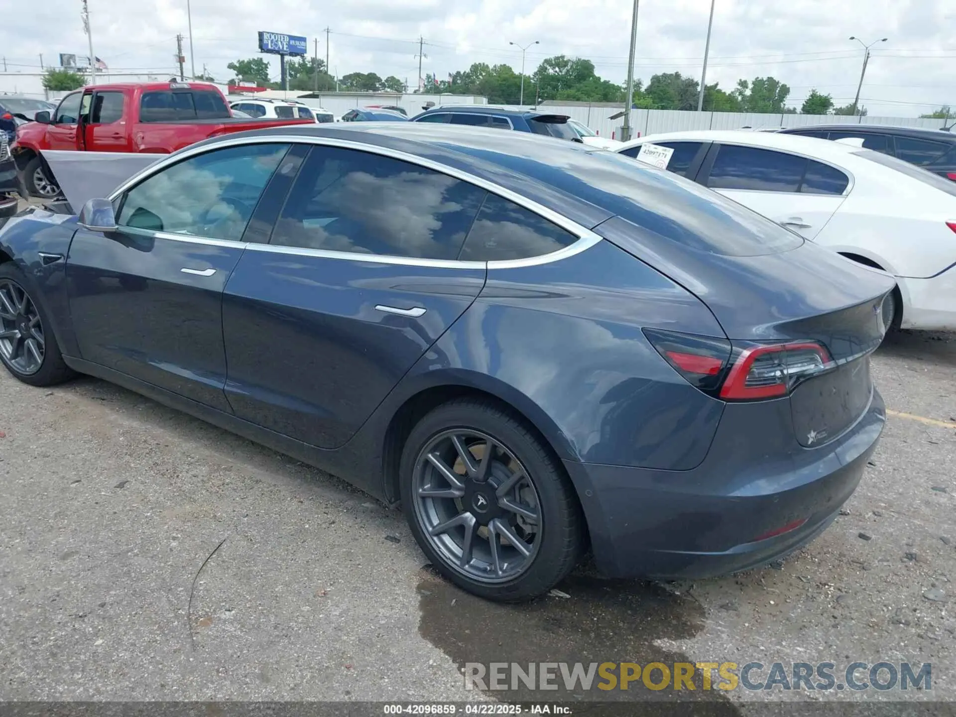 3 Photograph of a damaged car 5YJ3E1EB5LF801592 TESLA MODEL 3 2020