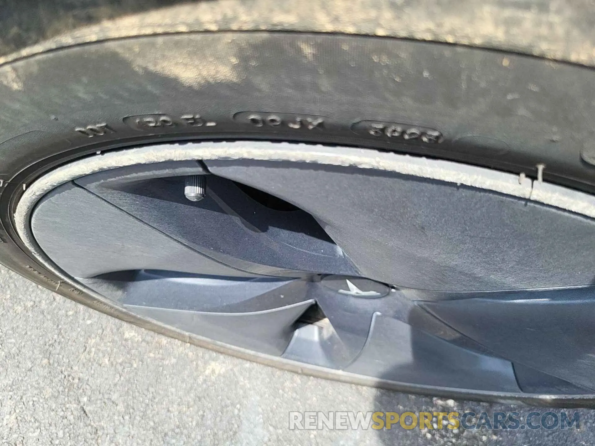 28 Photograph of a damaged car 5YJ3E1EB6LF637298 TESLA MODEL 3 2020