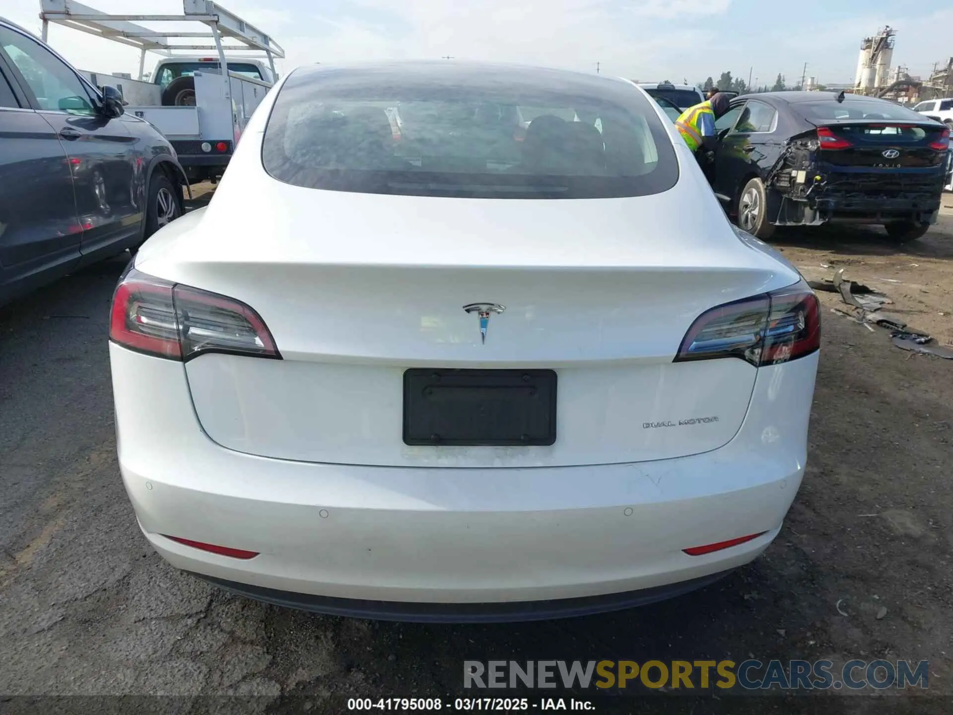 16 Photograph of a damaged car 5YJ3E1EB9LF620771 TESLA MODEL 3 2020