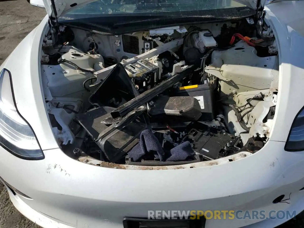 11 Photograph of a damaged car 5YJ3E1EC2LF805463 TESLA MODEL 3 2020
